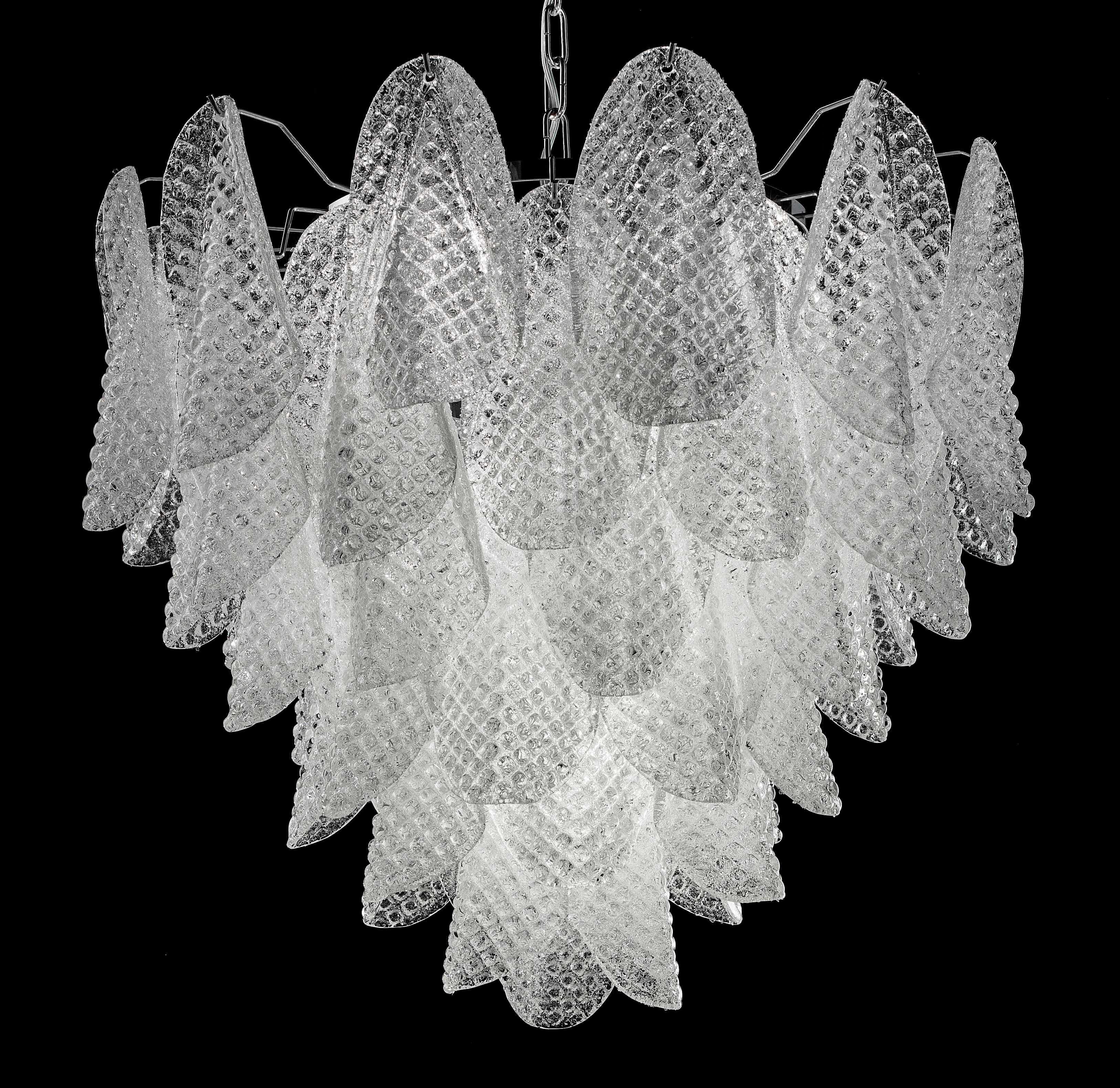 Lámpara de araña italiana con pétalos de cristal de Murano de textura transparente, soplados a mano con la técnica Graniglia para producir un efecto de textura granular, montada en una estructura de metal cromado / Diseñada por Fabio Bergomi para