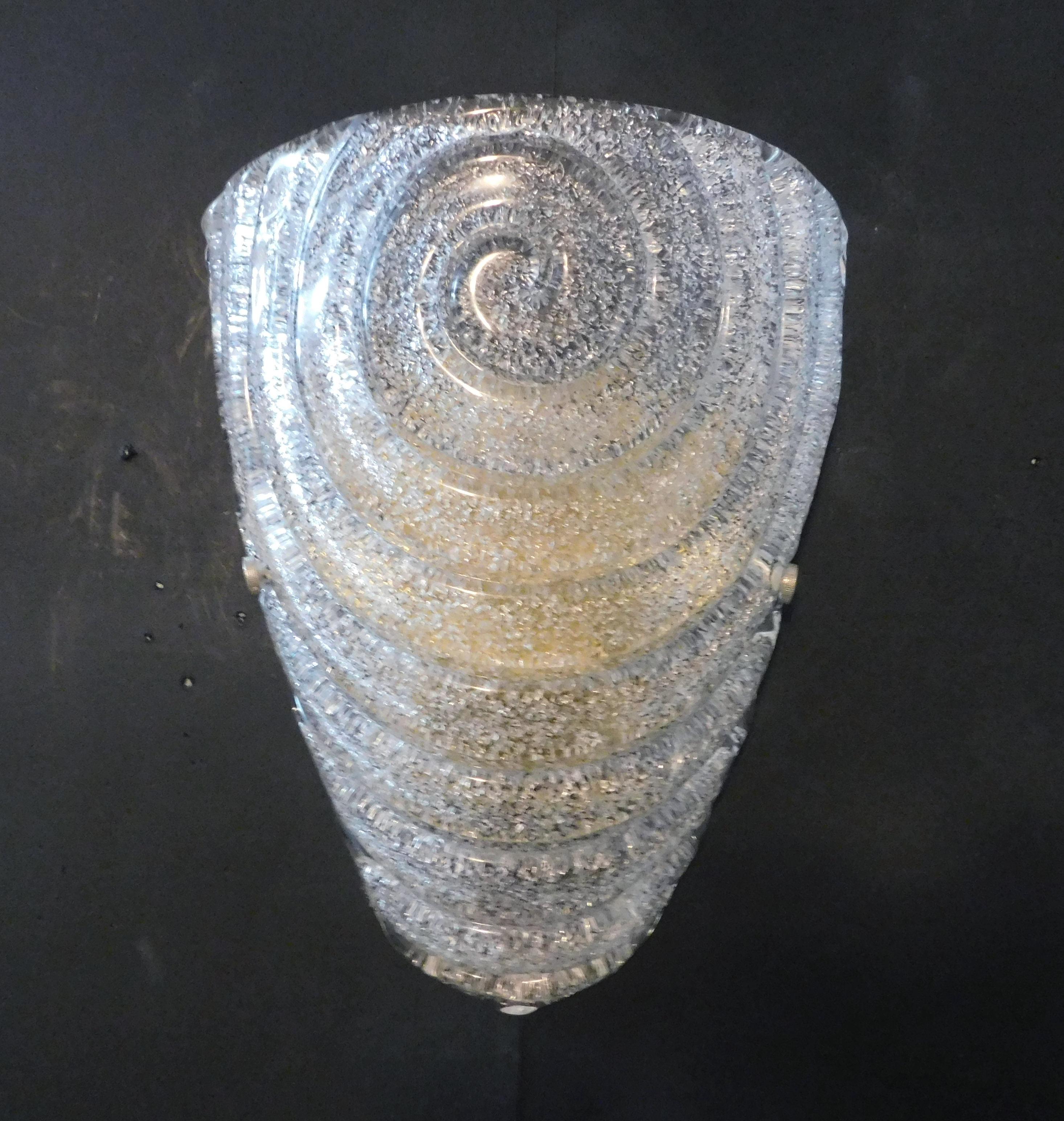 Applique italiana con scudo in vetro di Murano soffiato a mano con la tecnica Graniglia per ottenere una texture granulare a spirale / Made in Italy
Misure: Altezza 12 pollici, larghezza 10 pollici, profondità 4 pollici
1 luce / tipo E26 o E27 / max