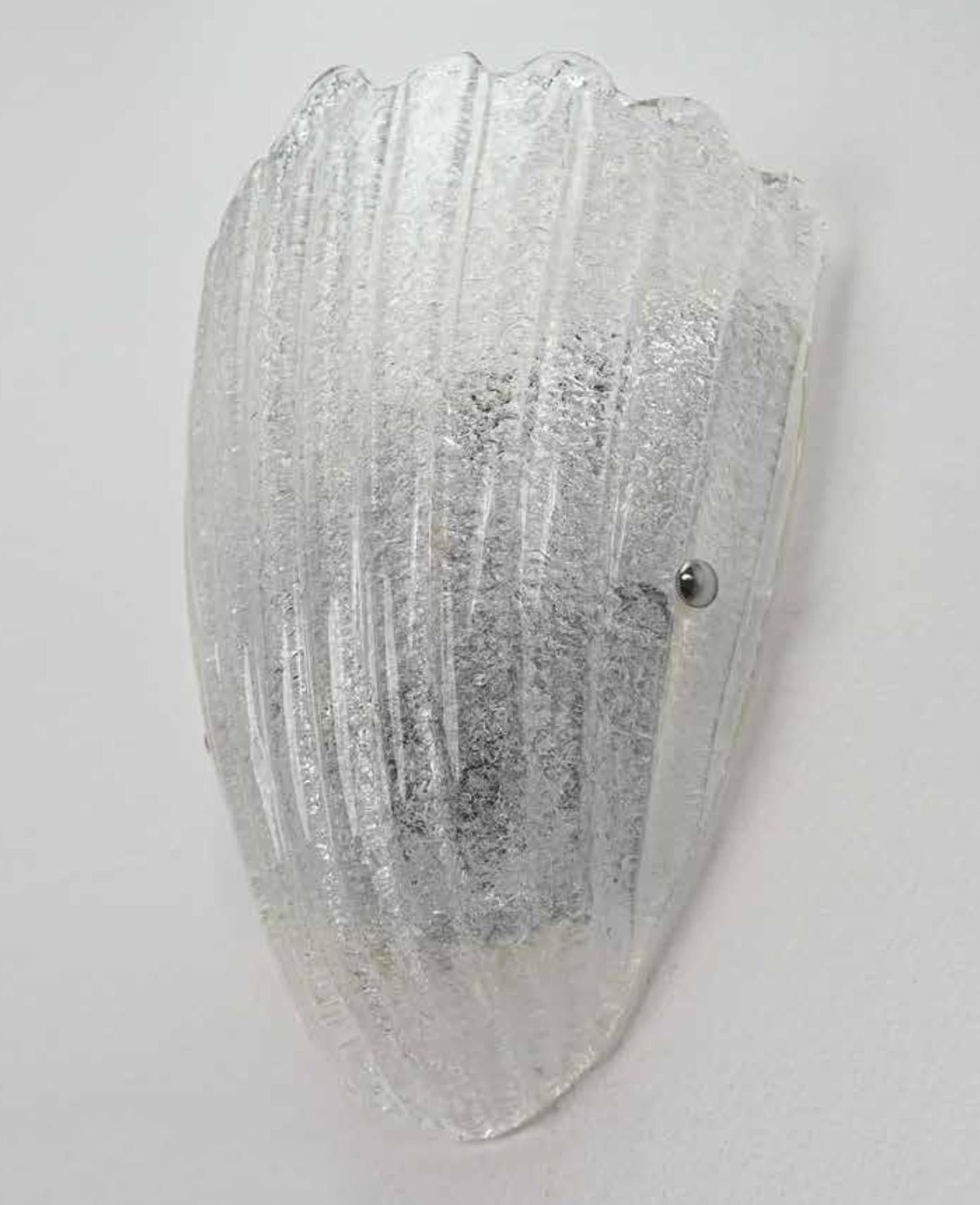 Aplique italiano con un escudo de cristal de Murano soplado a mano con la técnica Graniglia para producir un efecto de textura granulada, montado sobre un marco de metal cromado / Made in Italy
Medidas: Alto 10 pulgadas, ancho 10 pulgadas, fondo 6