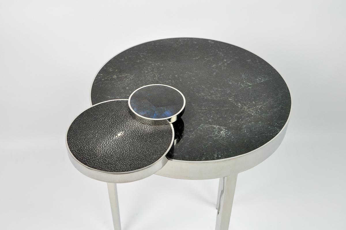 The side table CIRCULO is made of a black stone marquetry top.
The circular decors are made of polished blue shell and black shagreen.
It has three legs and all the structure is made of stainless steel with a polished finishing.

The dimensions