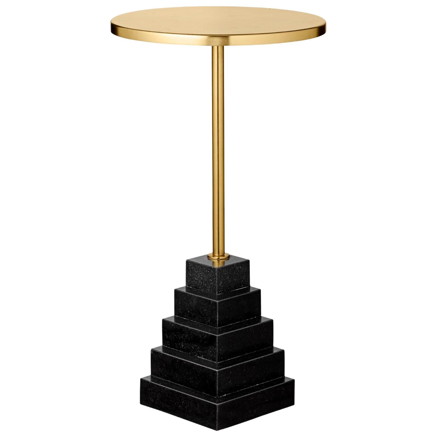 Table d'appoint en granit et acier à plateau doré en vente