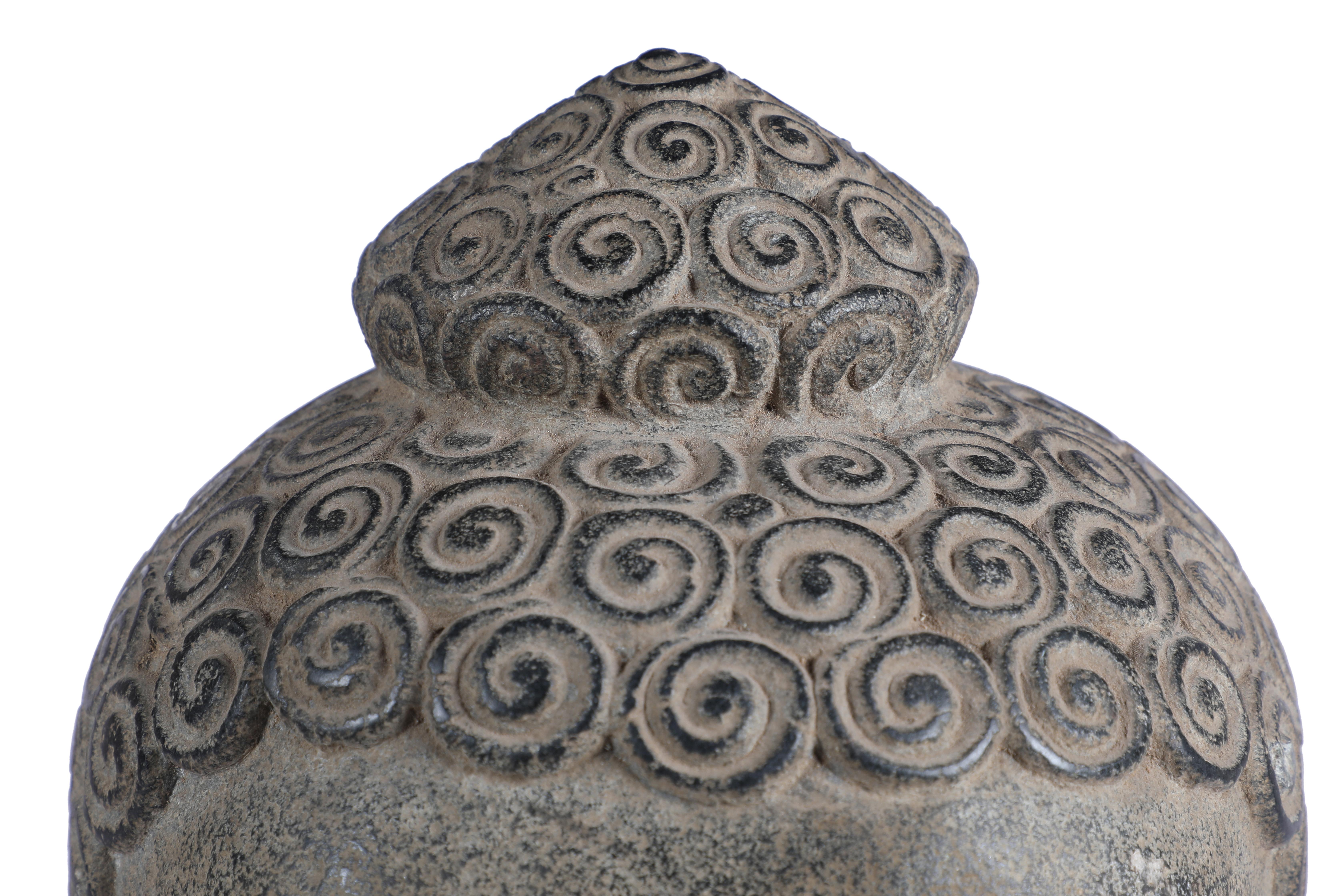 Ein schöner, friedlicher Buddha-Kopf aus Granit auf einem Holzsockel, Anfang 1900, Utttar Pradesh, Nordindien. Zu den handgeschnitzten Merkmalen gehören die typischen Schneckenhauslocken, die verlängerten Ohren, die halbgeschlossenen Augen und das