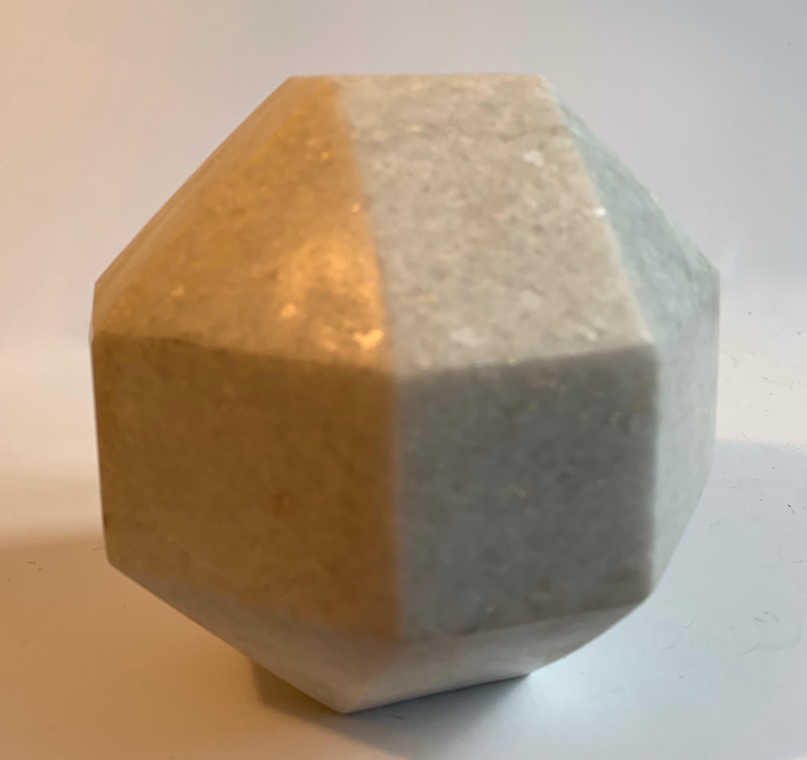 Organique Presse-papiers géométrique en granit en vente
