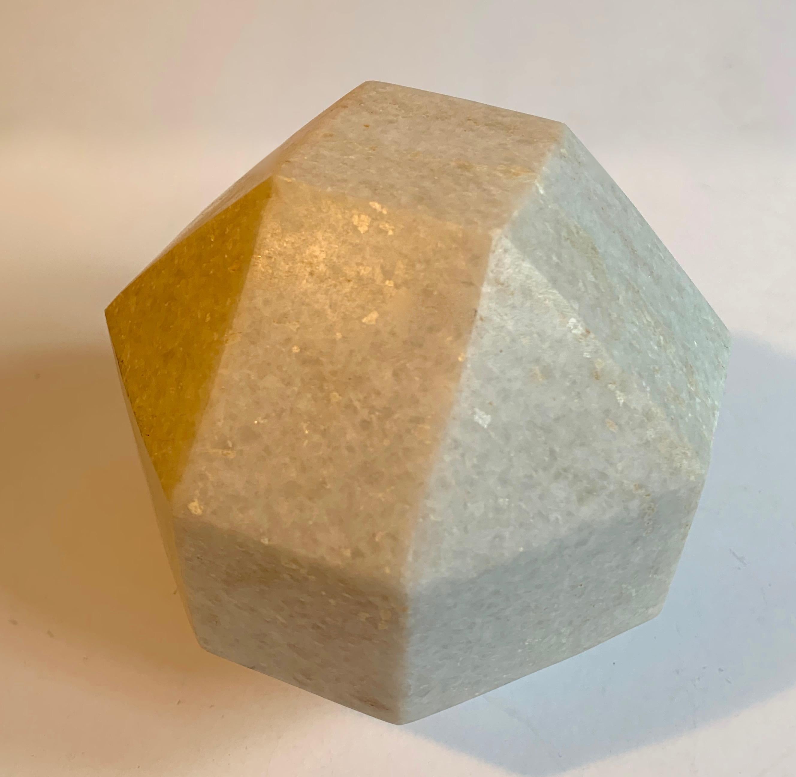 Presse-papiers géométrique en granit Bon état - En vente à Los Angeles, CA