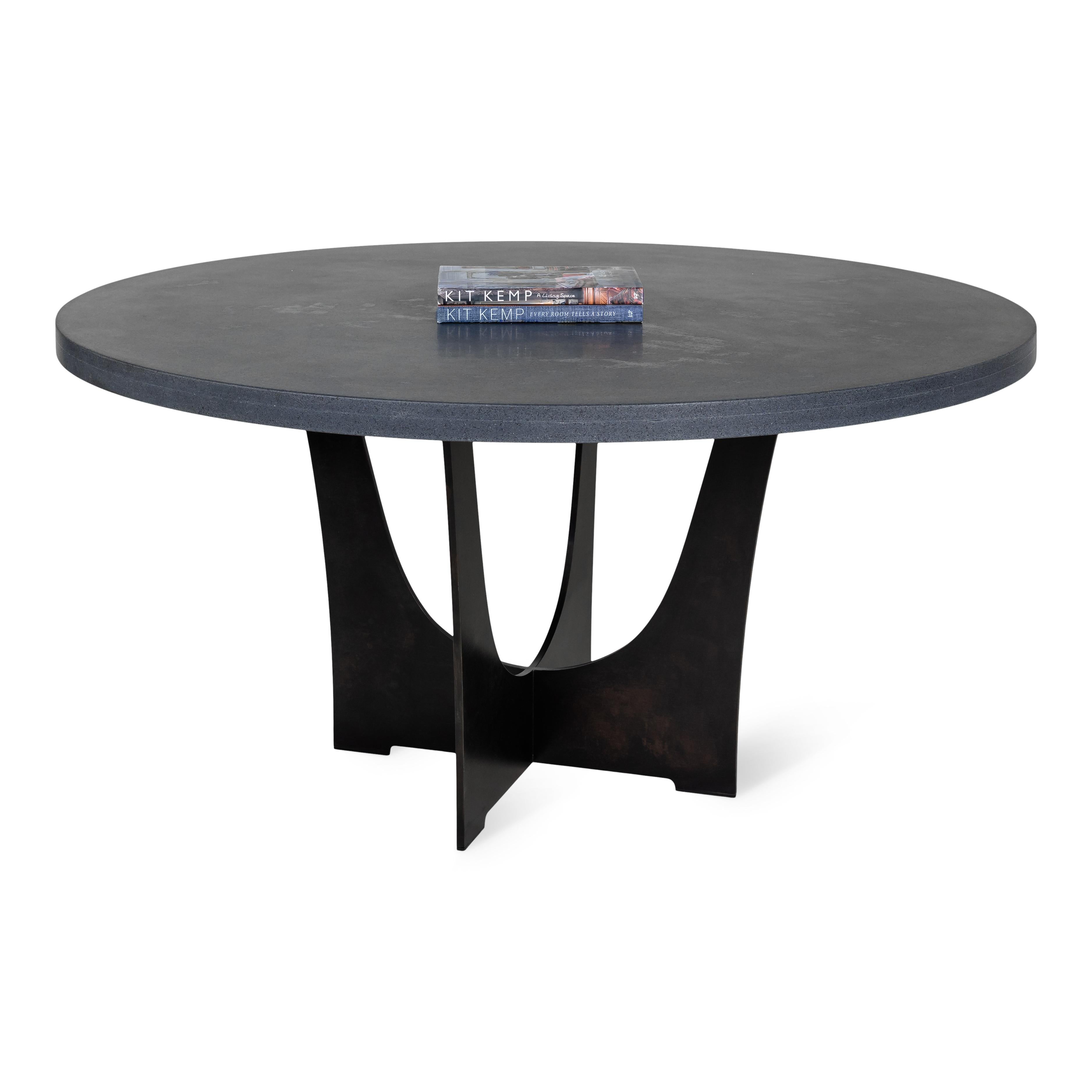 Table de salle à manger de style industriel épuré avec plateau en granit adouci sur socle en acier noir sur mesure.

Conçue par Brendan Bass pour la Collection Design/One, en utilisant des matériaux et des textures de haute qualité. Tous les