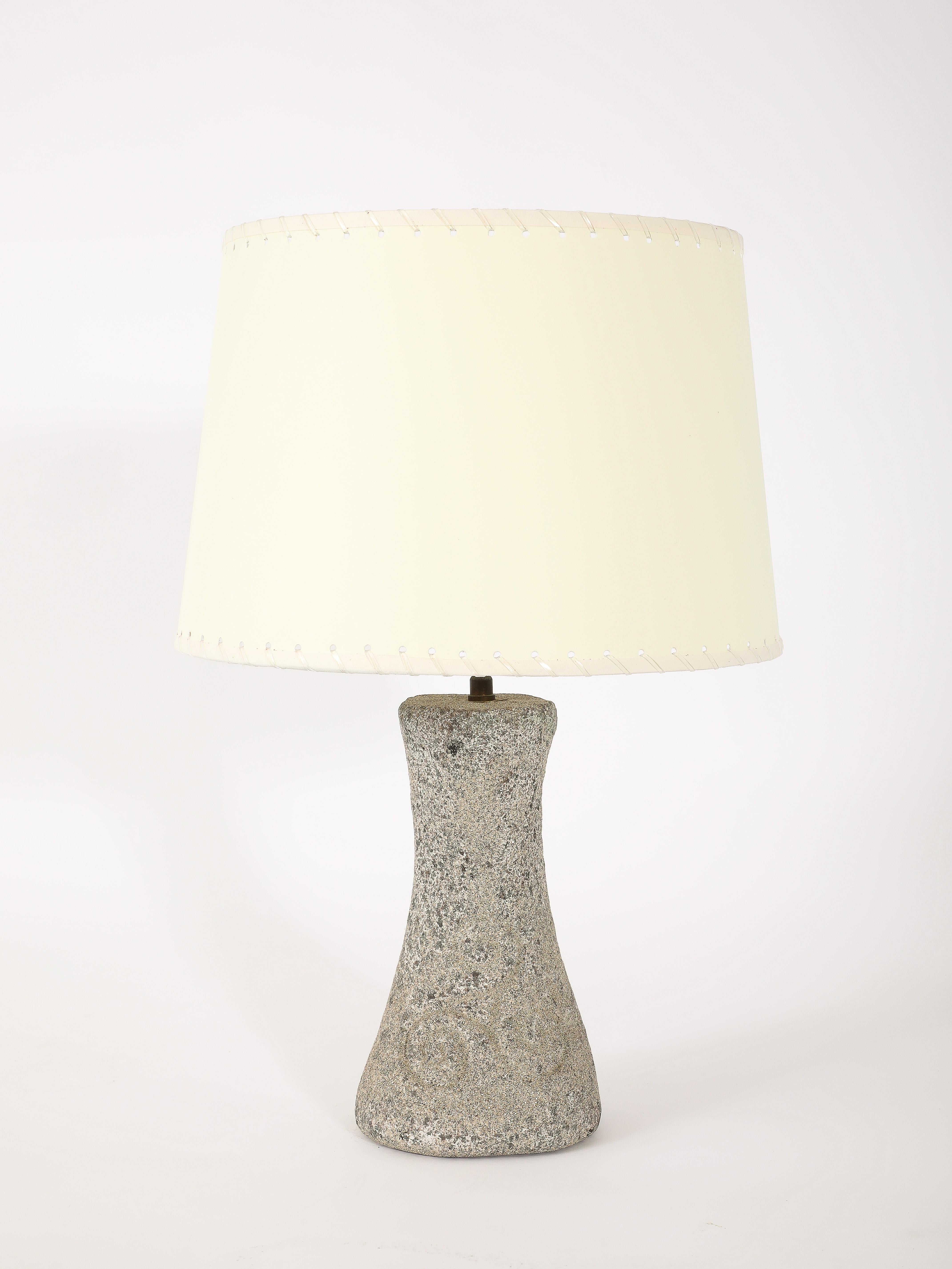 Lampe aus gemeißeltem Granit mit grau/blauer Tönung.
