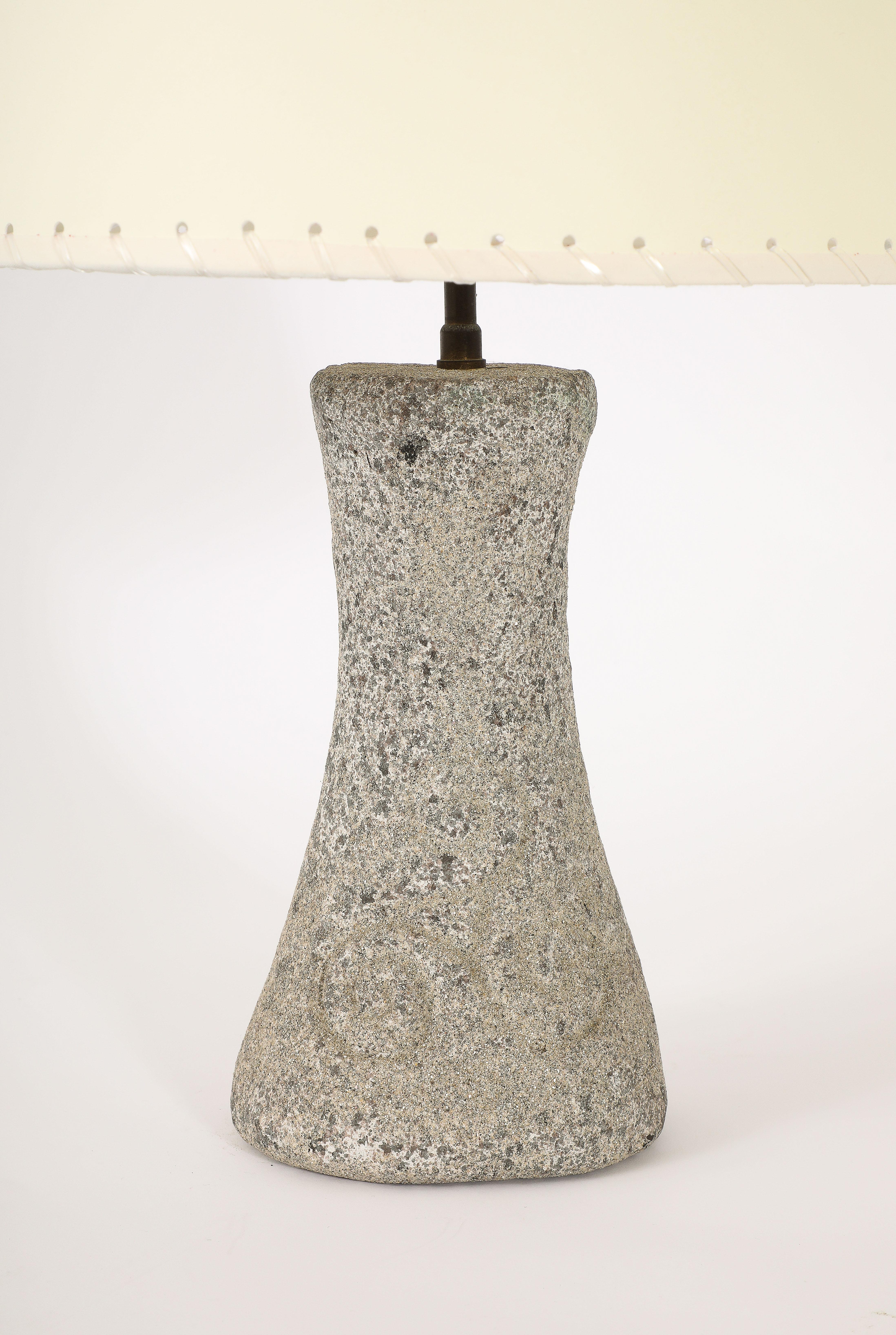 Sanduhrlampe aus Granit, Frankreich 1950er Jahre (Brutalismus) im Angebot