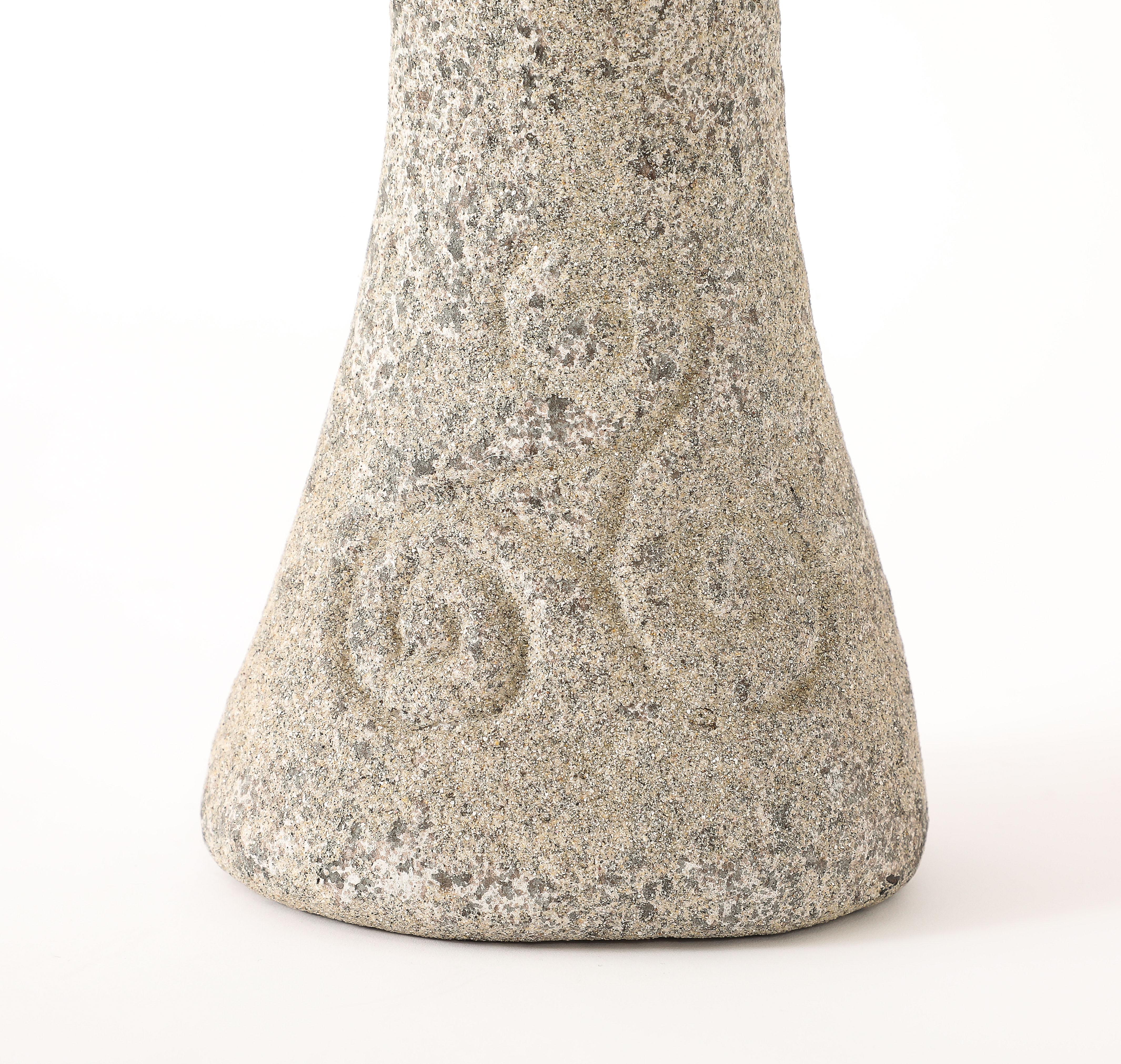 Sanduhrlampe aus Granit, Frankreich 1950er Jahre (Französisch) im Angebot