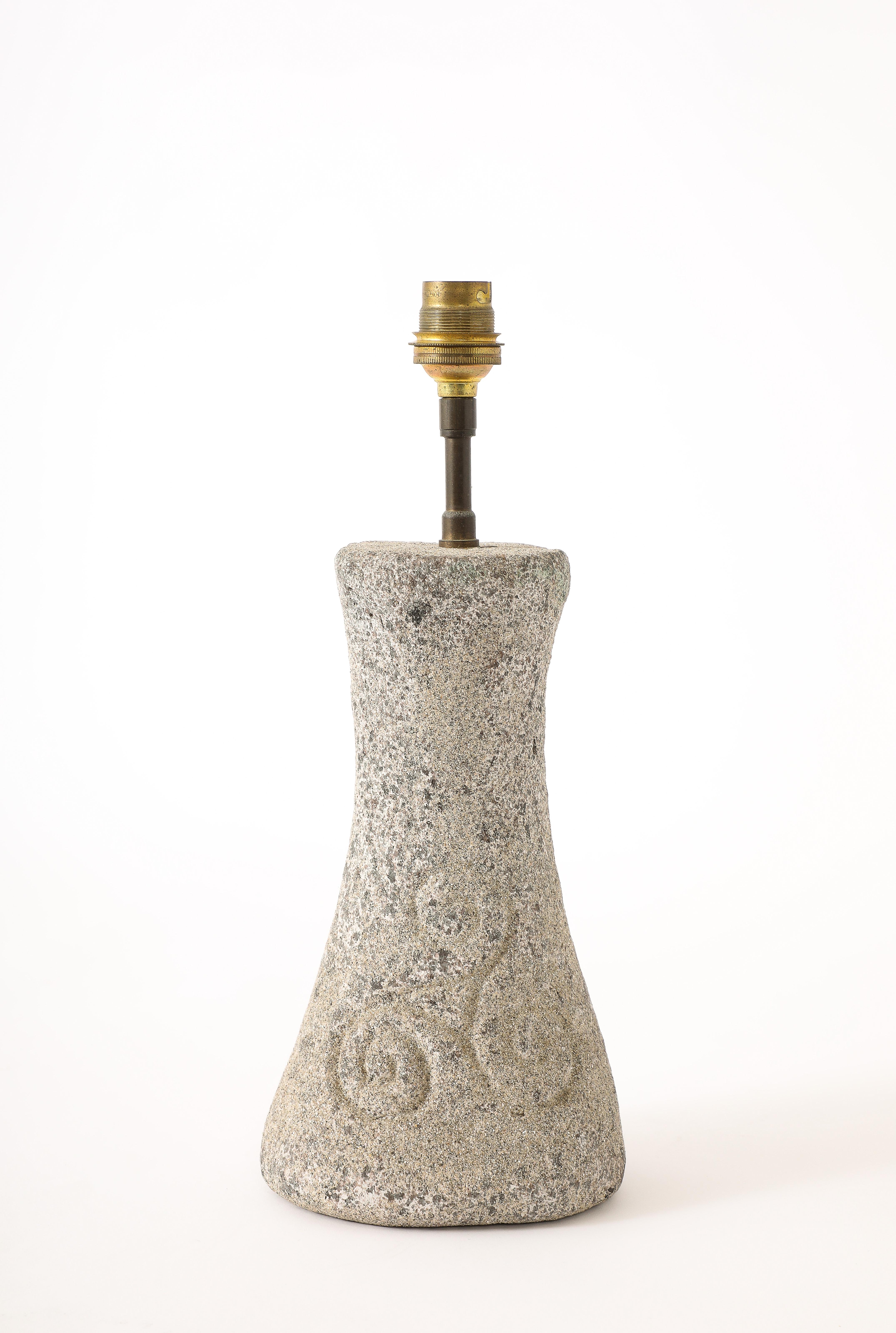 Sanduhrlampe aus Granit, Frankreich 1950er Jahre (Handgeschnitzt) im Angebot