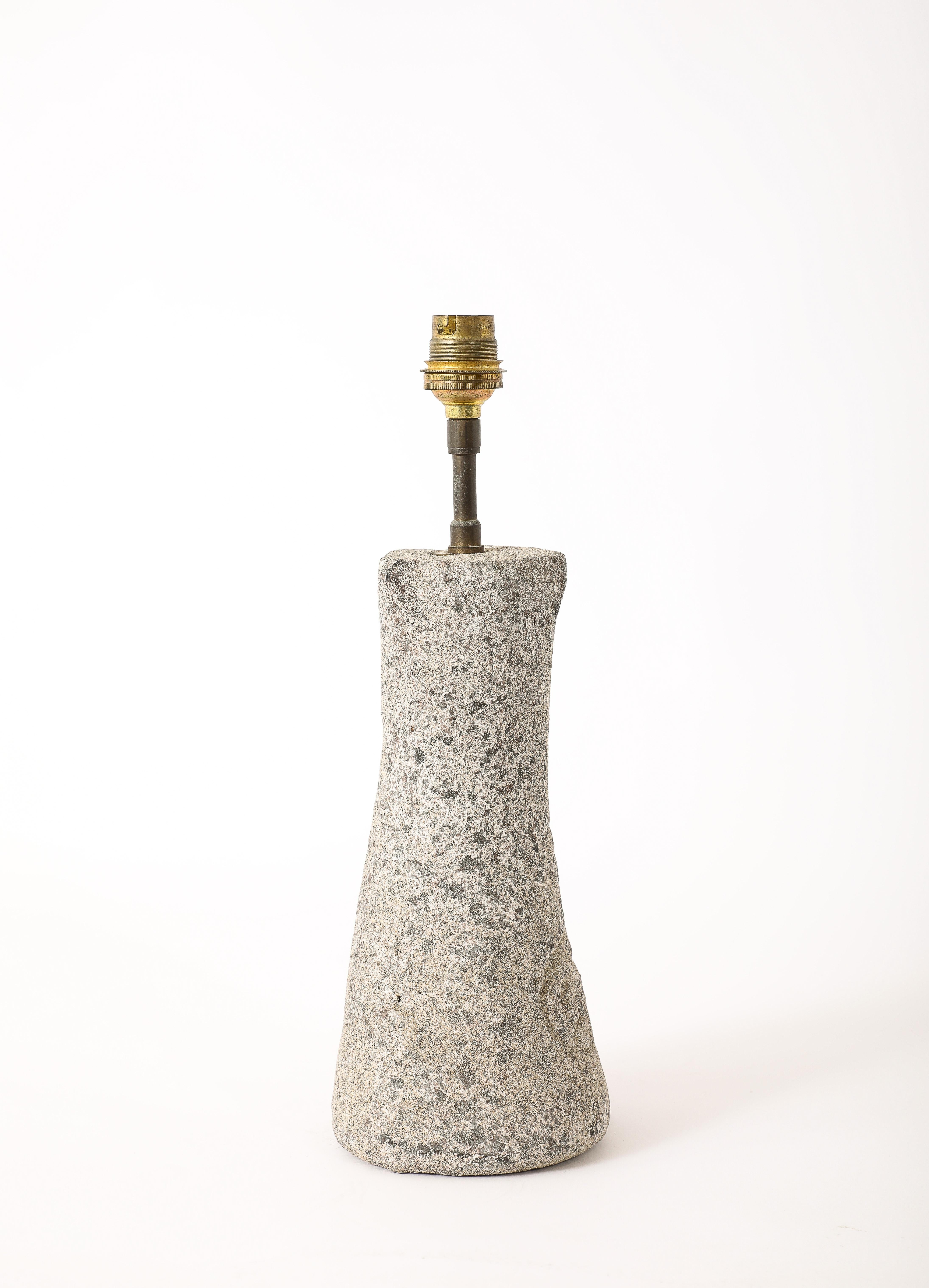 Sanduhrlampe aus Granit, Frankreich 1950er Jahre im Zustand „Gut“ im Angebot in New York, NY