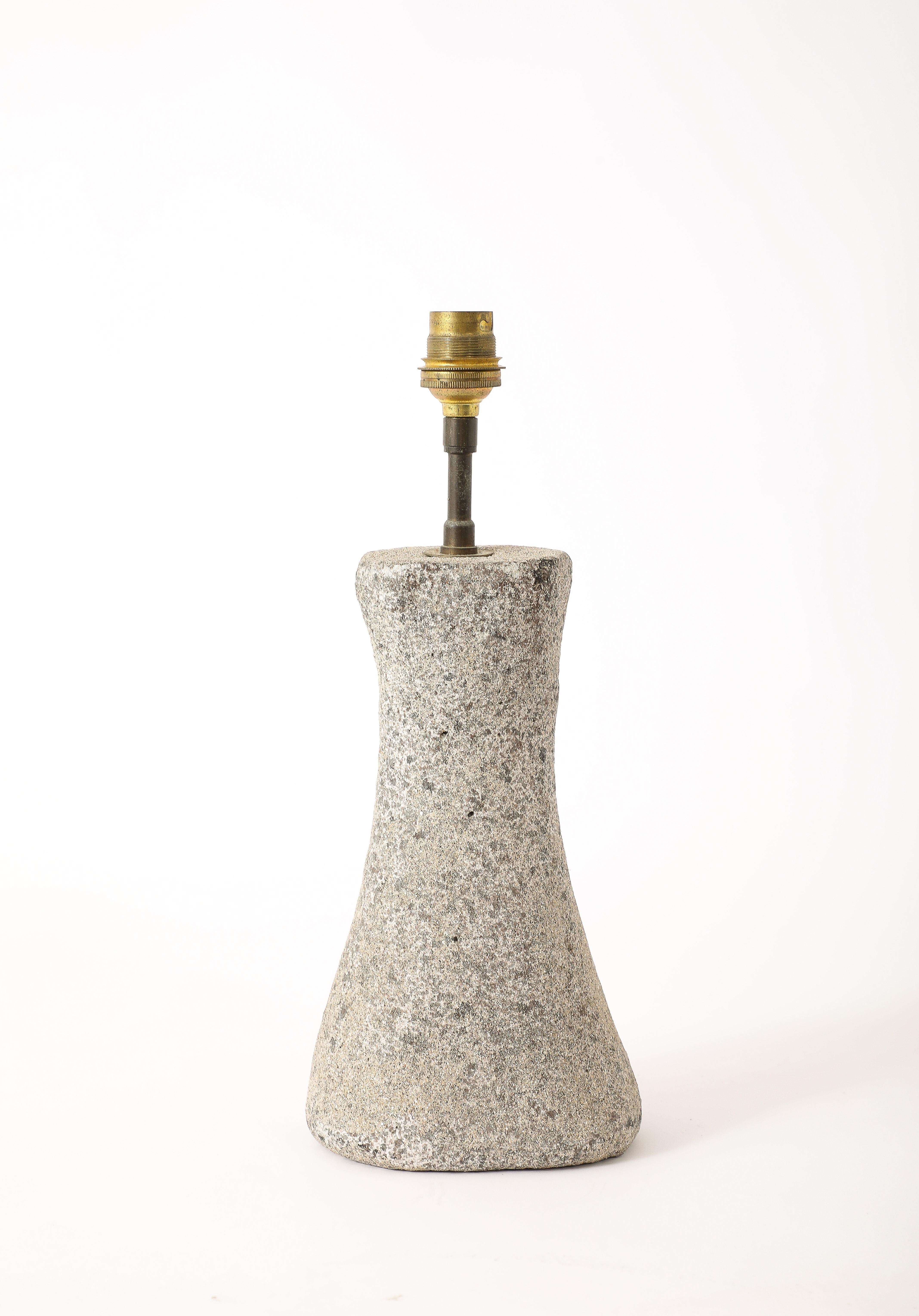 Sanduhrlampe aus Granit, Frankreich 1950er Jahre (20. Jahrhundert) im Angebot