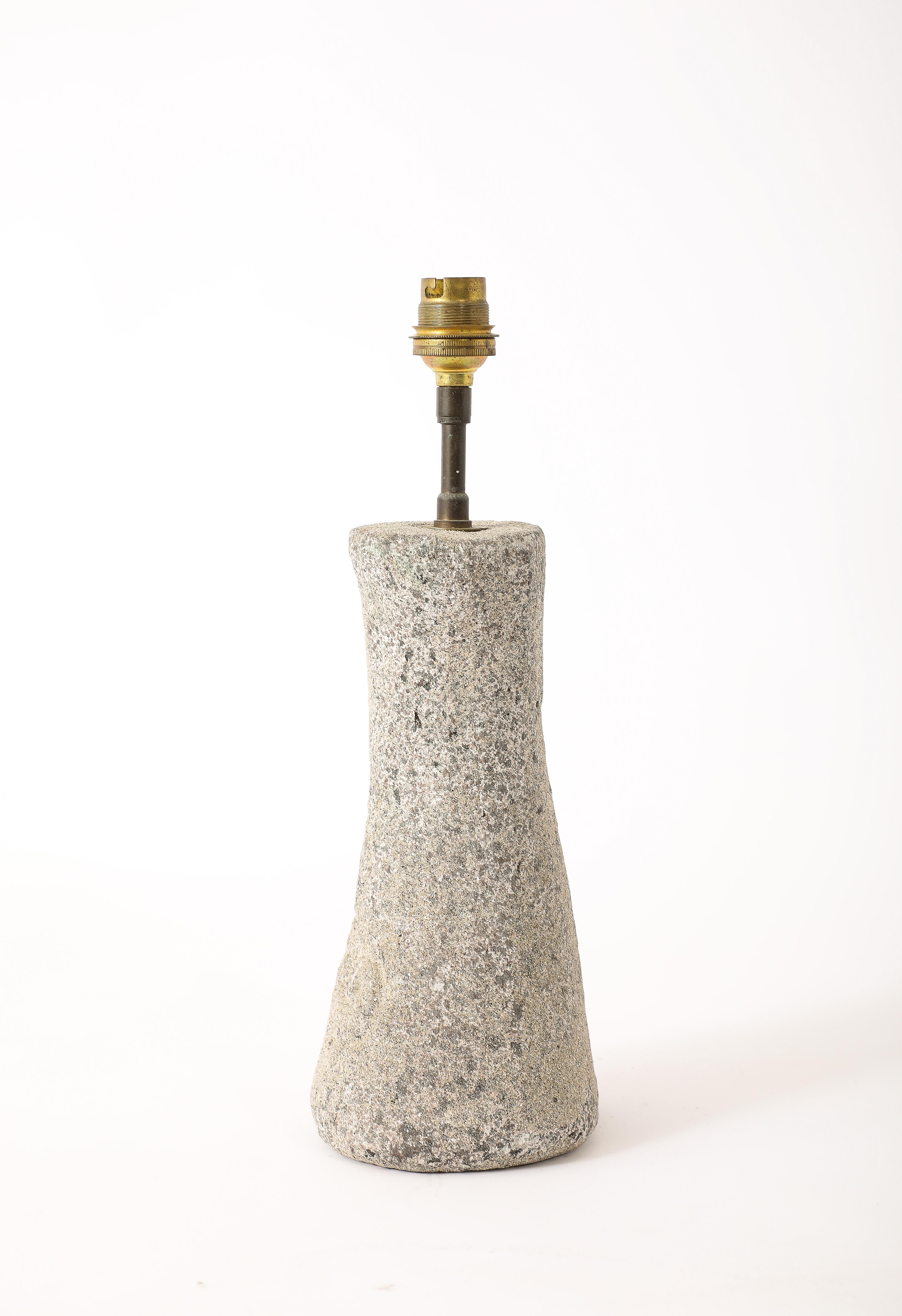 Sanduhrlampe aus Granit, Frankreich 1950er Jahre im Angebot 1