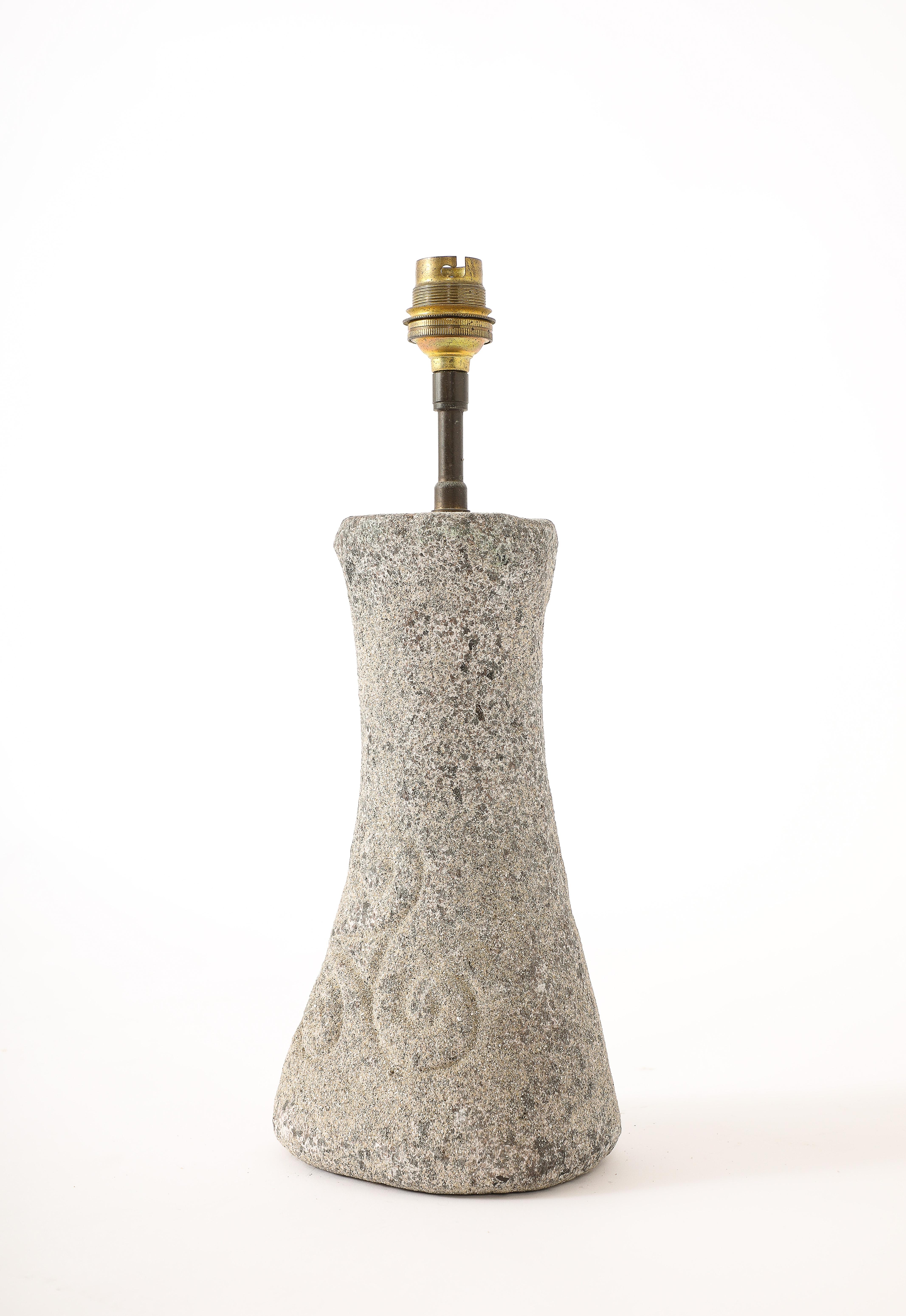Sanduhrlampe aus Granit, Frankreich 1950er Jahre im Angebot 2