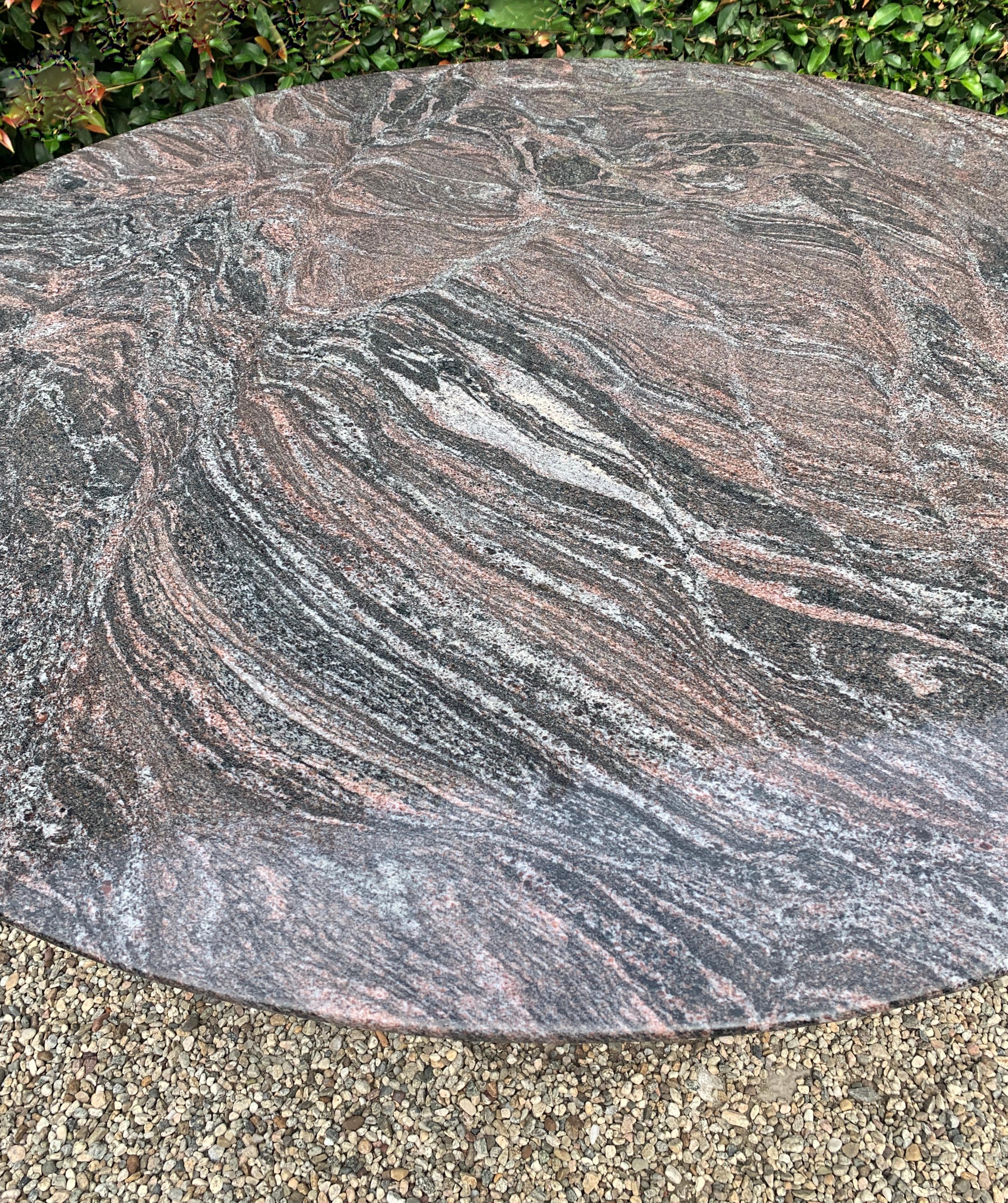 Granit-Esstisch mit Messerkante von Darren Ransdell Design (21. Jahrhundert und zeitgenössisch) im Angebot