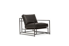 Sillón de piel de granito y acero ennegrecido