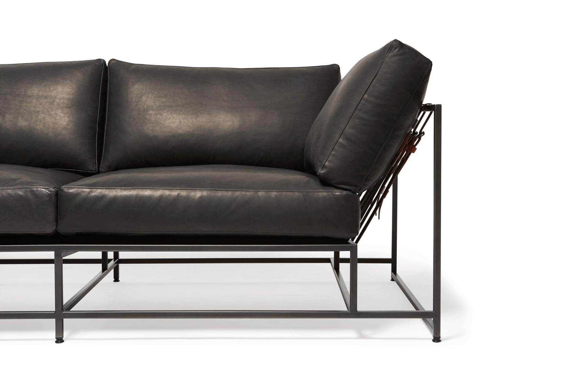 Canapé à deux places en cuir de granit et acier noirci Neuf - En vente à Los Angeles, CA