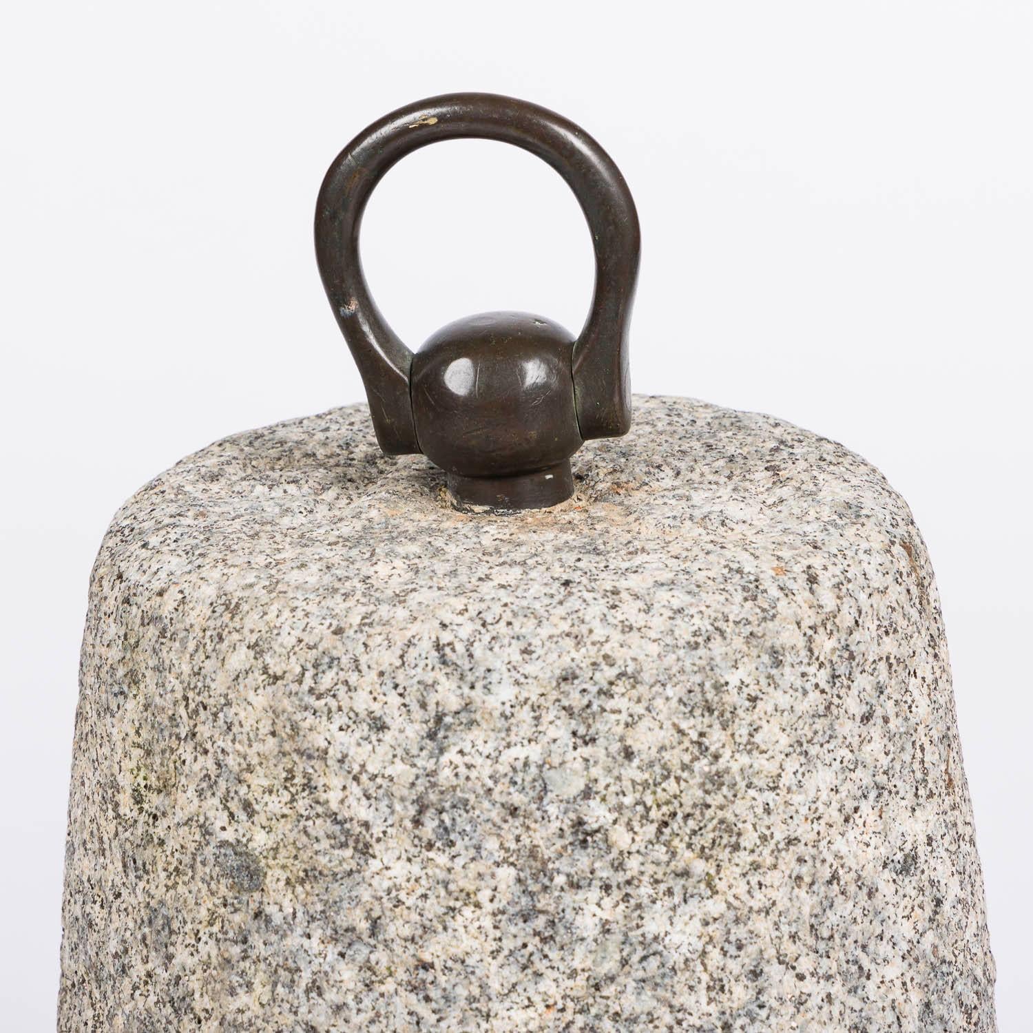 Une pierre d'attache sculptée à la main dans du granit avec une boucle en bronze.

Poids approximatif : 20 kilos.