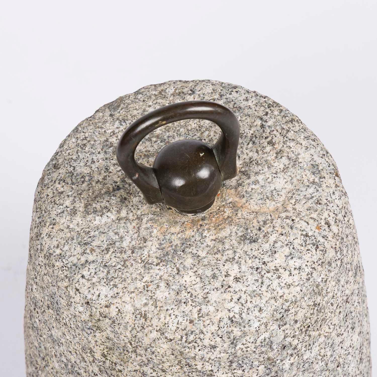 Granite tether stone with a bronze loop In Good Condition For Sale In London, GB