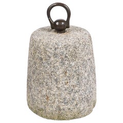 Piedra de amarre de granito con lazo de bronce