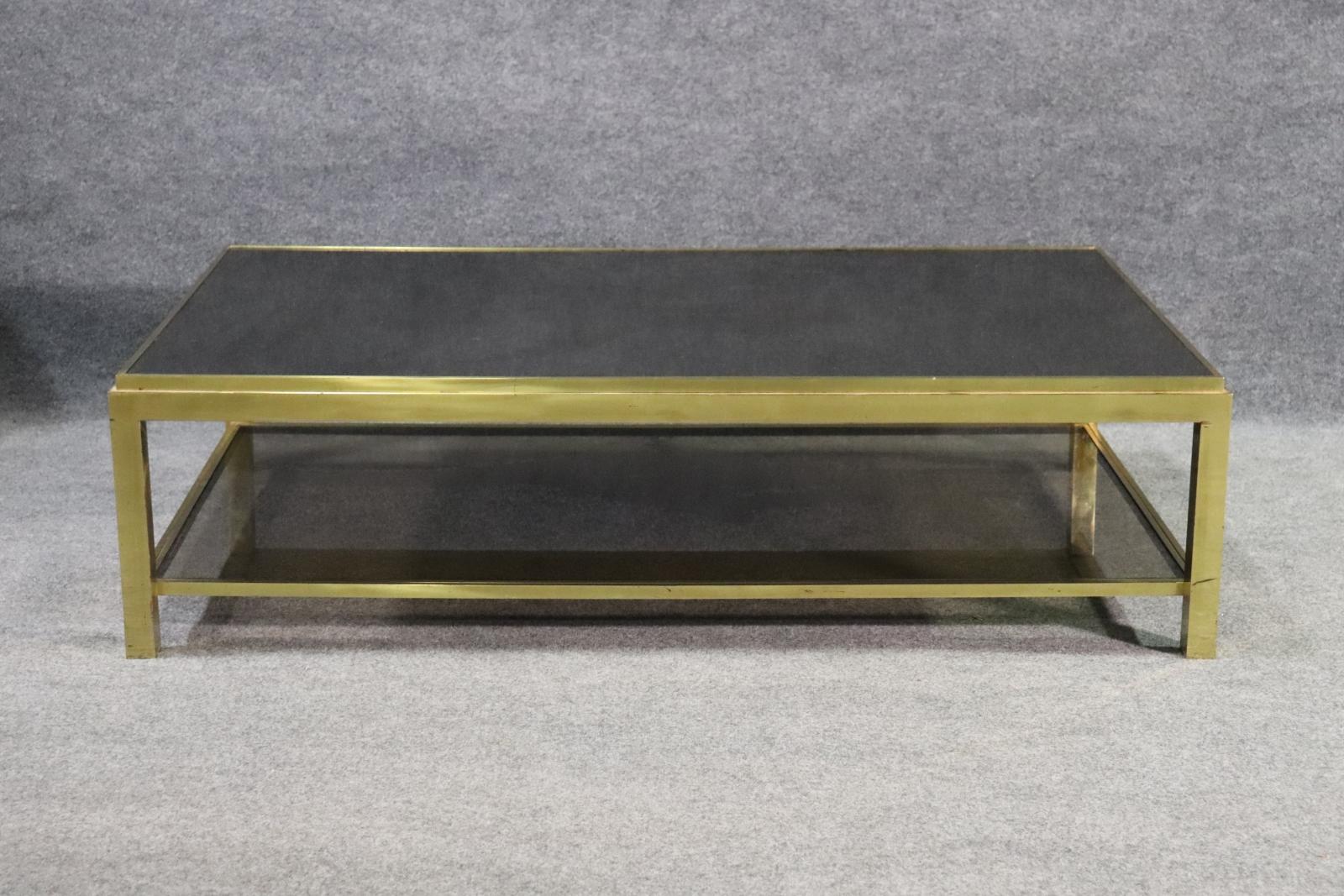 Table basse à 2 niveaux en granit du milieu du siècle.  Dessus en granit avec étage inférieur en verre fumé.  Cadre en métal-laiton 


Dimensions :16