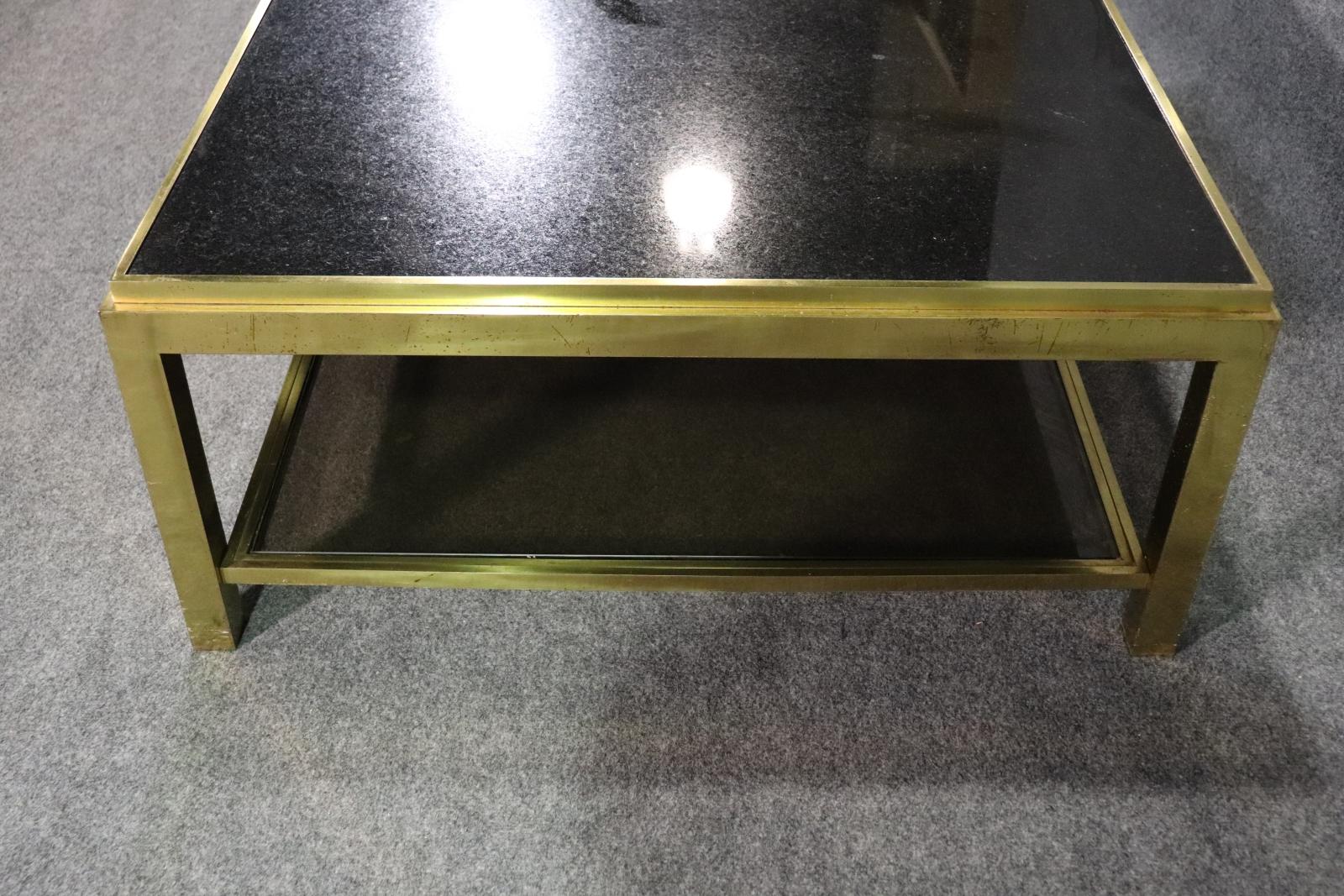 Nord-américain Table basse à 2 niveaux avec plateau en granit en vente