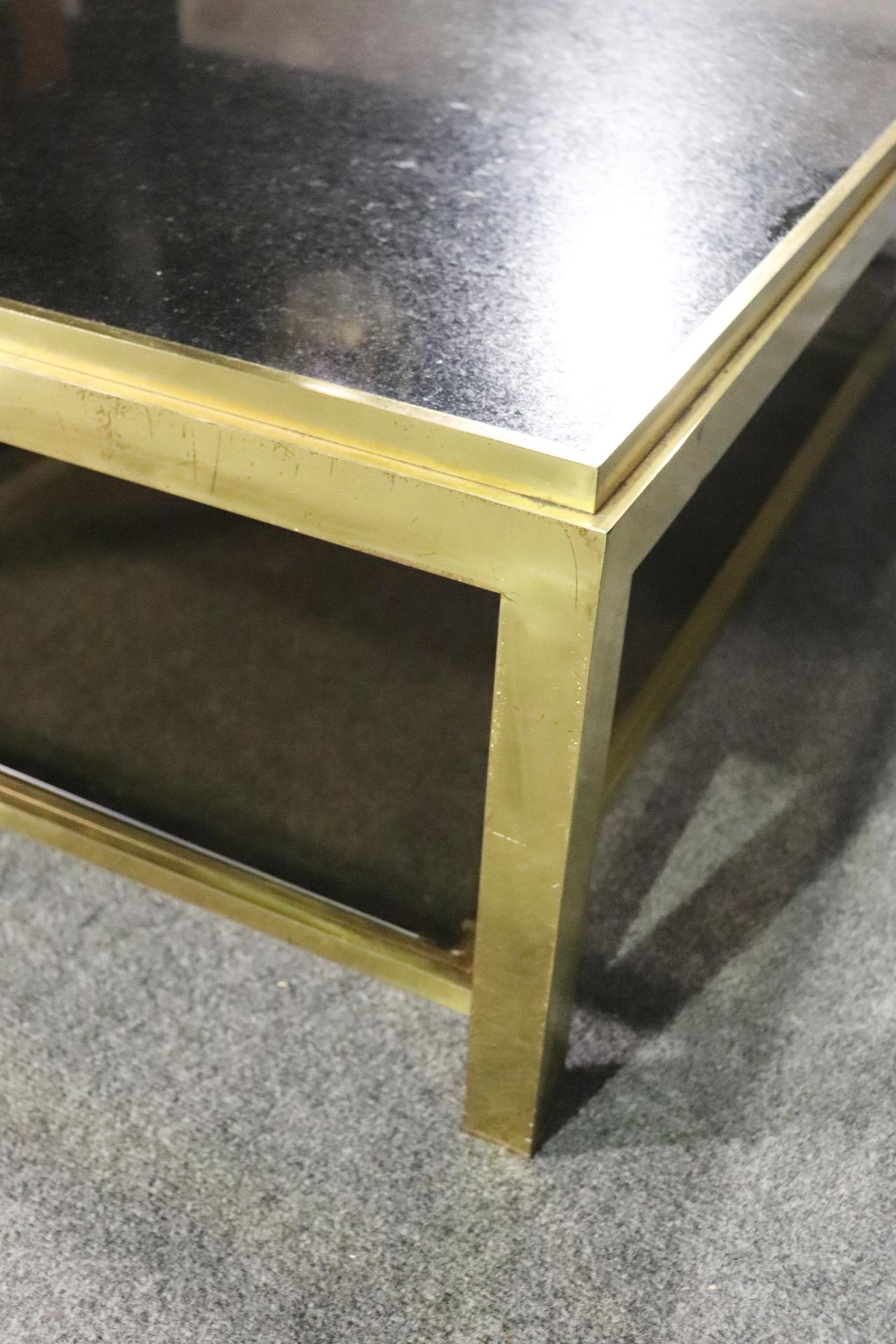 Laiton Table basse à 2 niveaux avec plateau en granit en vente