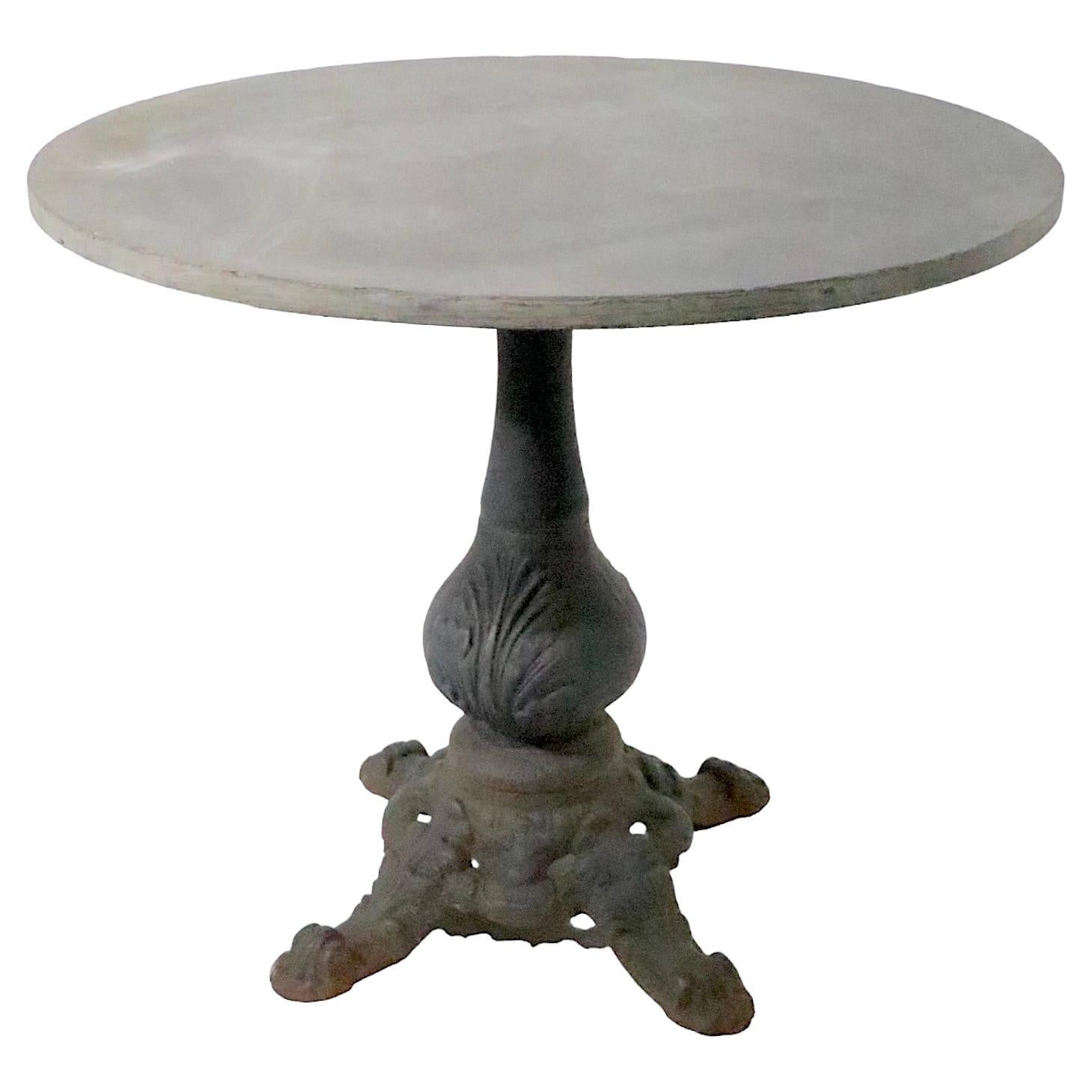 Table de jardin de café à plateau en granit et base en fonte de style français, vers 1920 - 1950