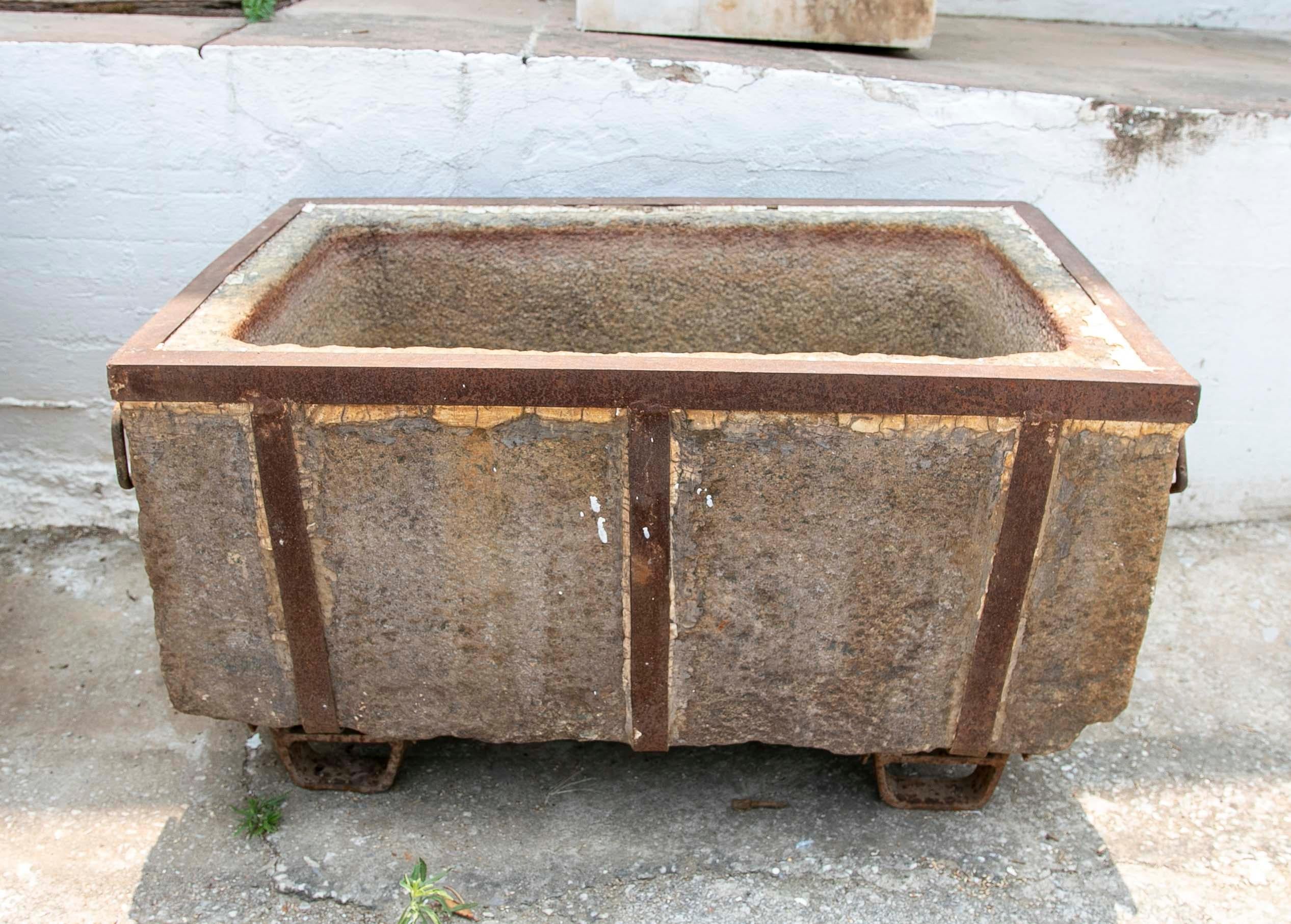 Granite Trough with Iron Protection Structure with Handles and Legs In Good Condition For Sale In Marbella, ES