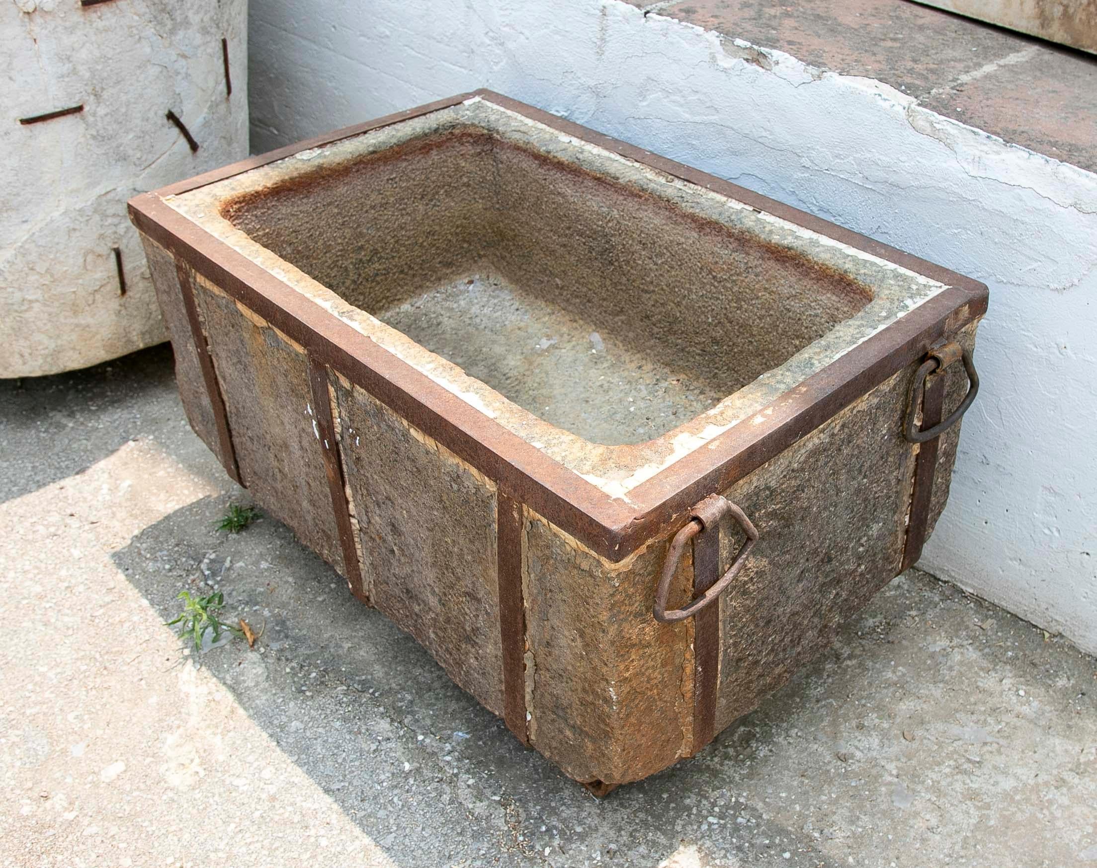 Granite Trough with Iron Protection Structure with Handles and Legs For Sale 2