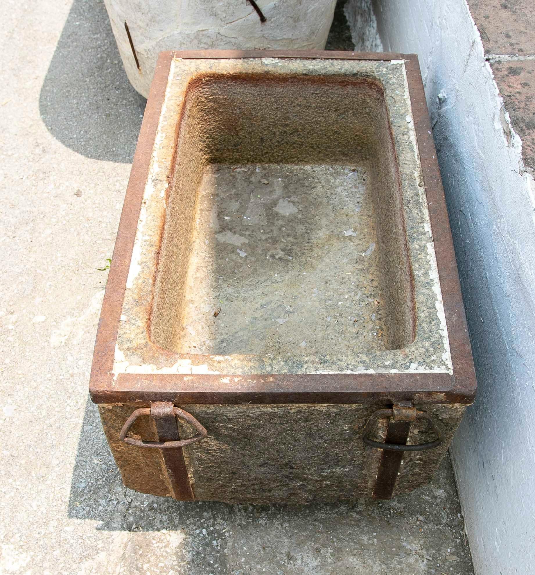 Granite Trough with Iron Protection Structure with Handles and Legs For Sale 3