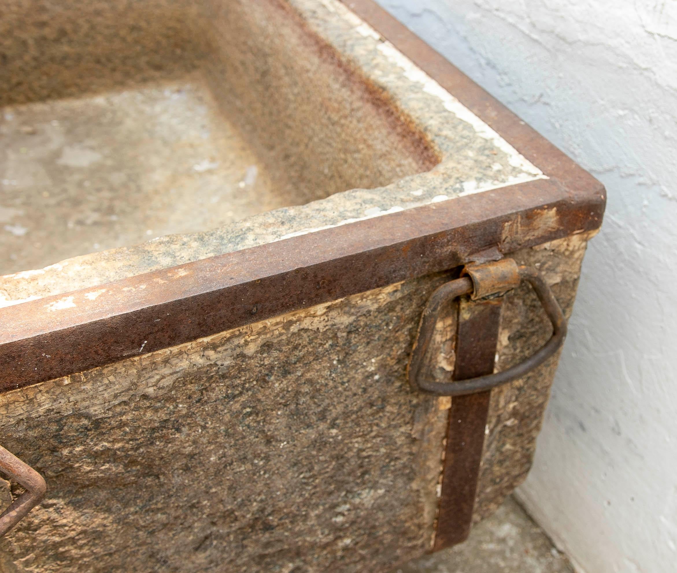 Granite Trough with Iron Protection Structure with Handles and Legs For Sale 5