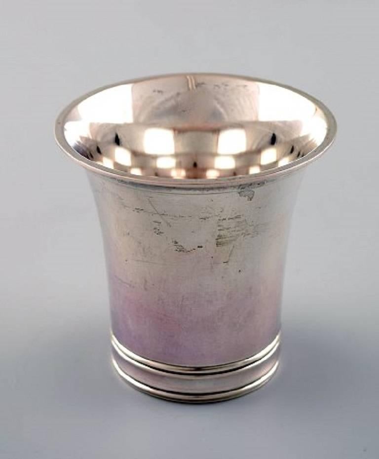 Grann and Laglye Art Deco silver beaker.
1950s
Stamped with three towers (.830).
In very good condition.
Measures: 7 x 6.5 cm.