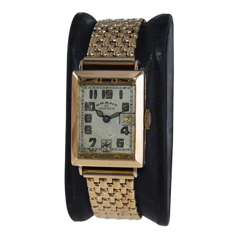 FABRIK / HAUS: Mimo für Grant
STIL / REFERENZ: Art Deco Tank Stil
METALL / MATERIAL: Goldgefüllt 
CIRCA / JAHR: 1930er Jahre
ABMESSUNGEN / GRÖSSE: Länge 35mm X Breite 22mm
UHRWERK / KALIBER: Handaufzug / 17 Jewels / Mimo 
ZIFFERBLATT / ZEIGER: