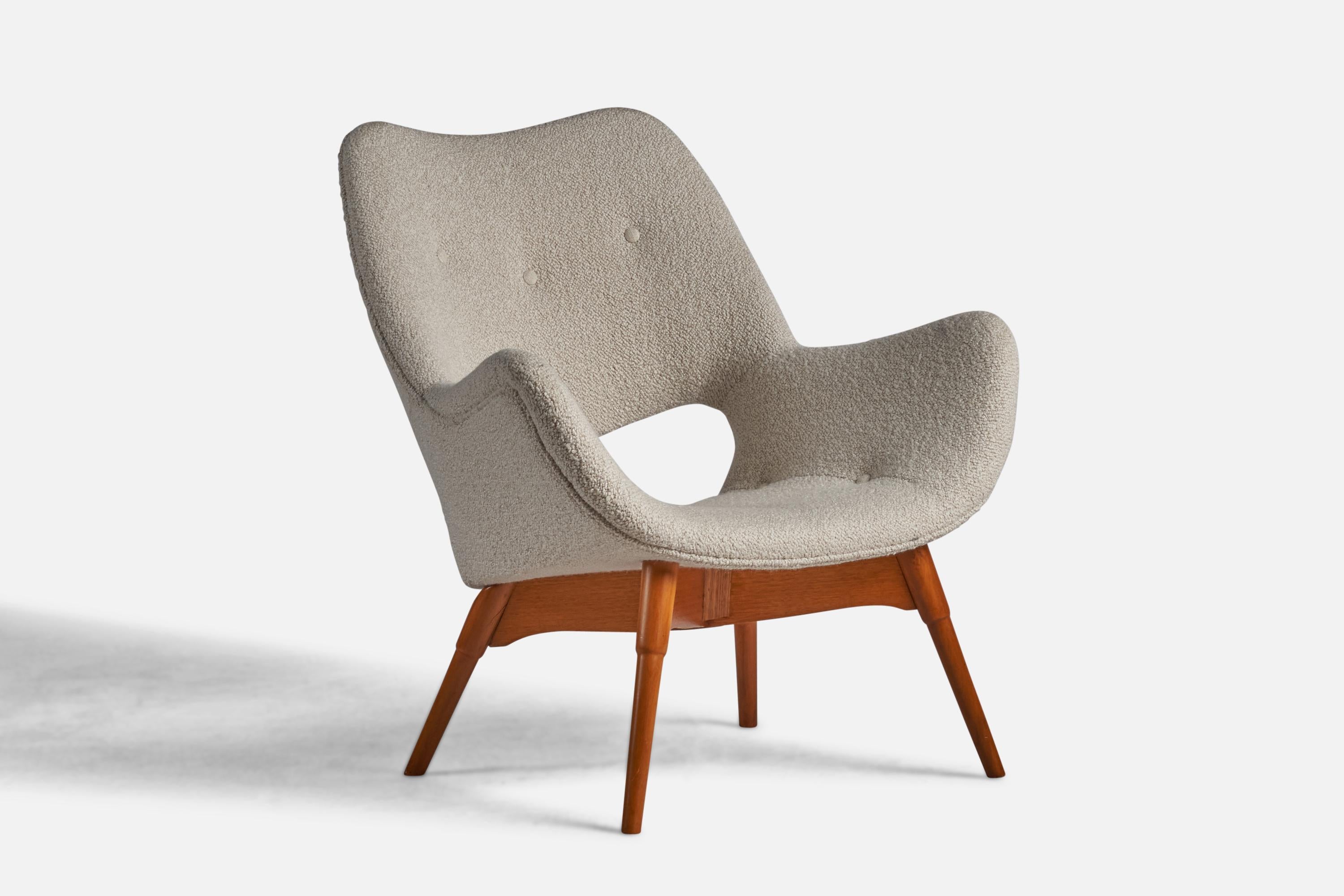 A rare oak and light grey beige fabric lounge chair designed by Grant Featherston and produced by Kennett Bros. & Rayner, Australia, 1950s.

14” seat height

