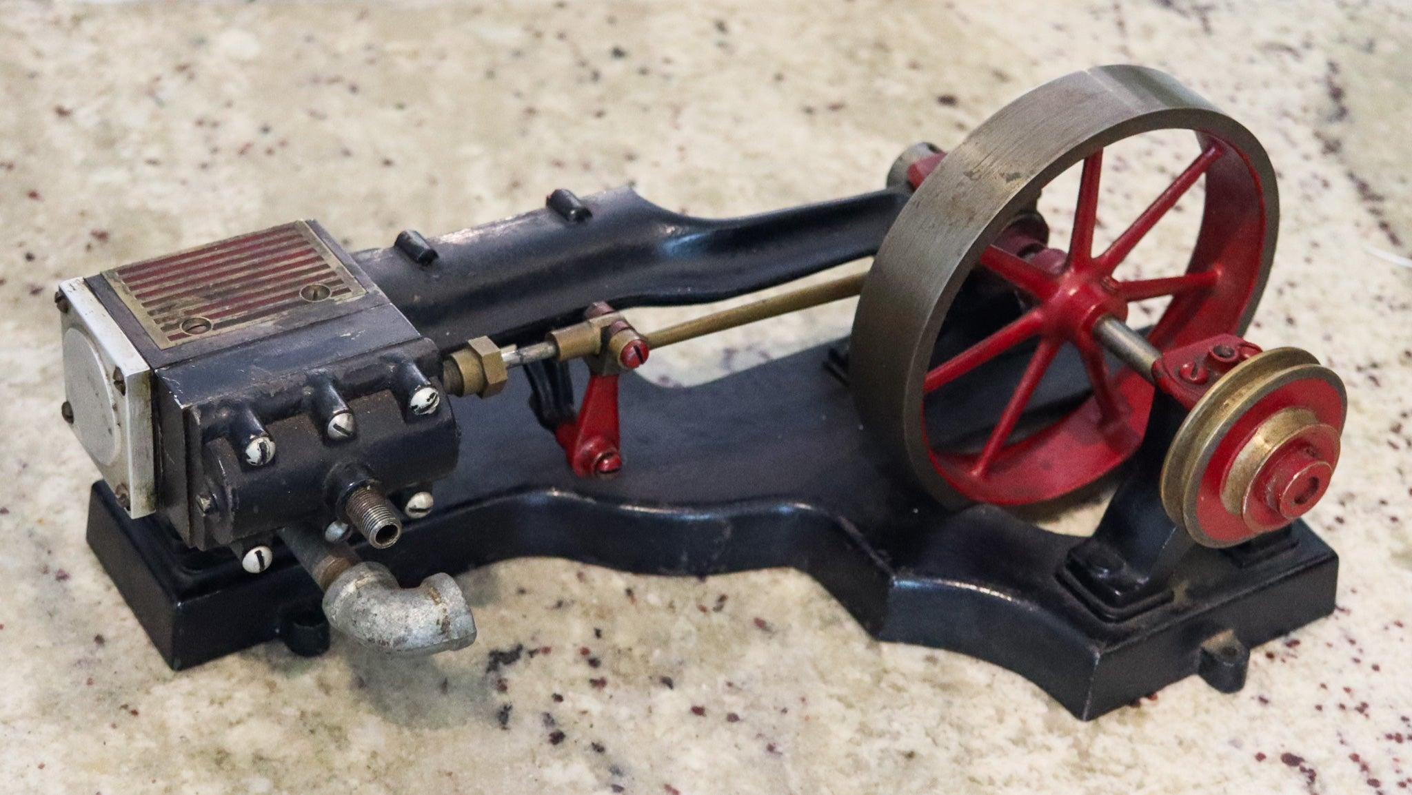 Modello in scala di motore progettato da Grant Sipp.

Si tratta di un modello in scala di un motore a vapore da 1/4 di cavallo creato in America da Grant Sipp nel 1890. Questo è il motore a pistone singolo. Questo modello antico è una miniatura di