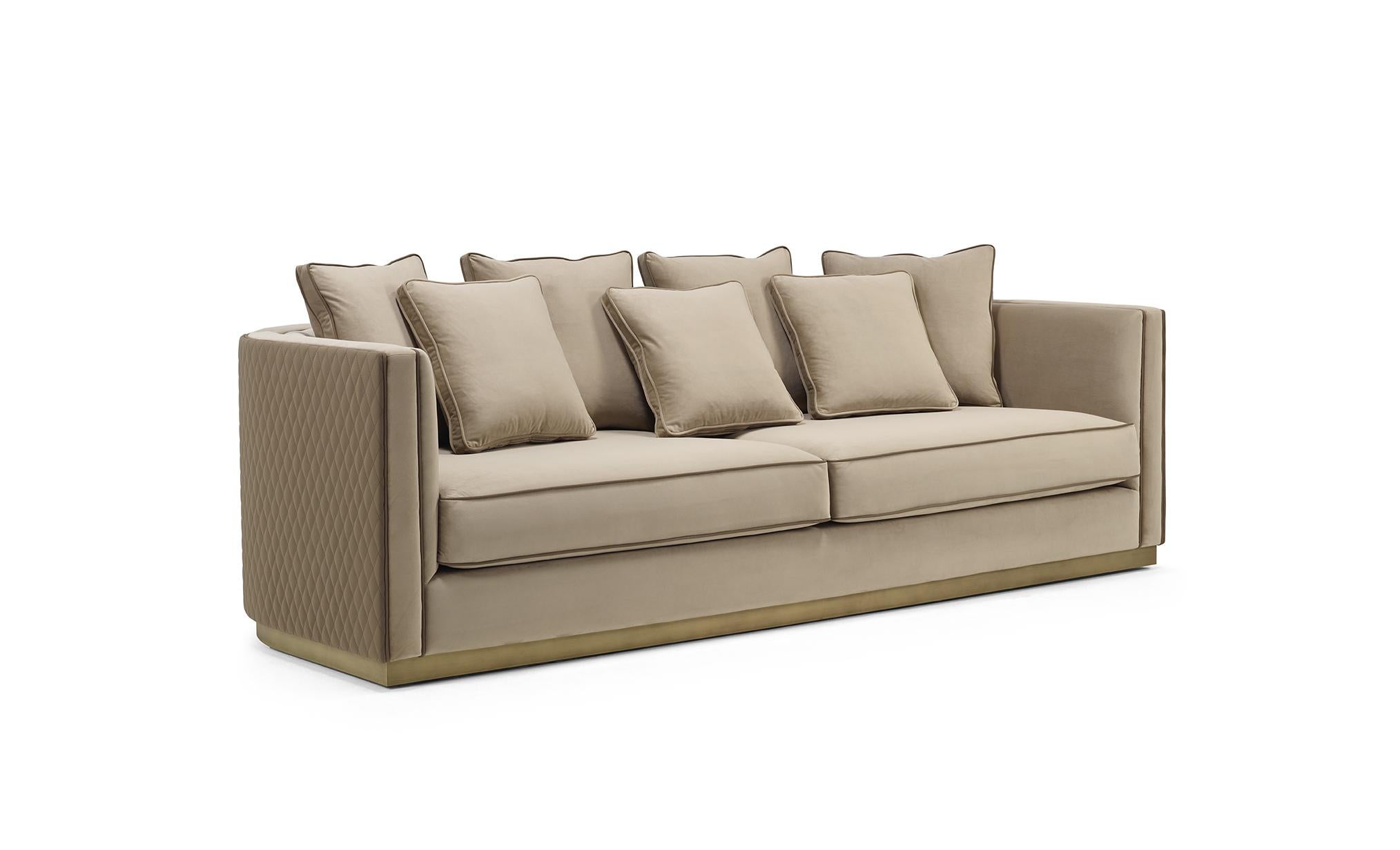 GRANT ist ein vornehmes Sofa mit einer umhüllenden Rückenlehne und einem äußerst raffinierten Design, das durch die mit Federn gefüllten Kissen ergänzt wird, die einen hohen Komfort bieten. Grant ermöglicht die Kombination verschiedener Texturen auf