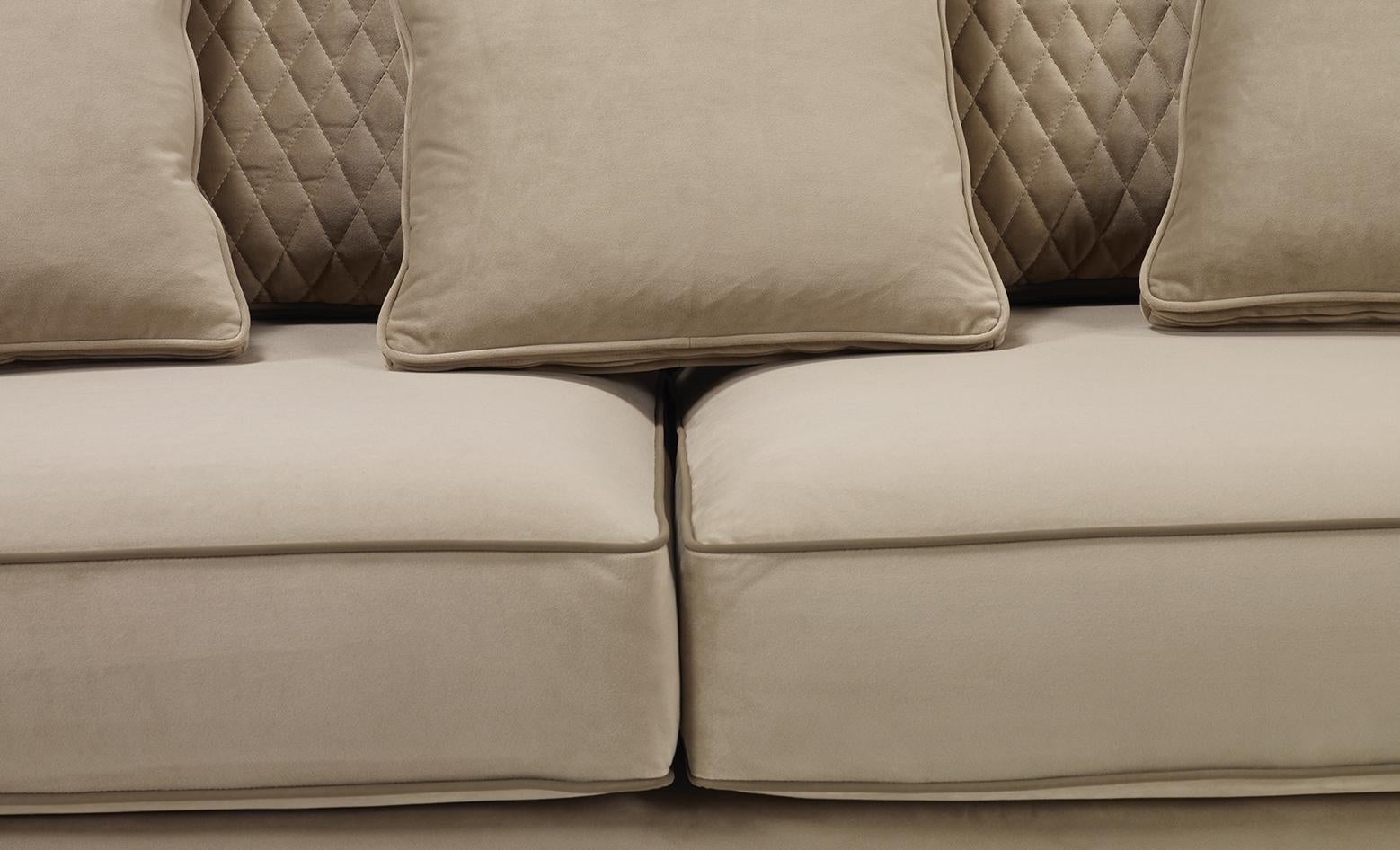 GRANT-Sofa mit dekorativen Kissen (21. Jahrhundert und zeitgenössisch) im Angebot