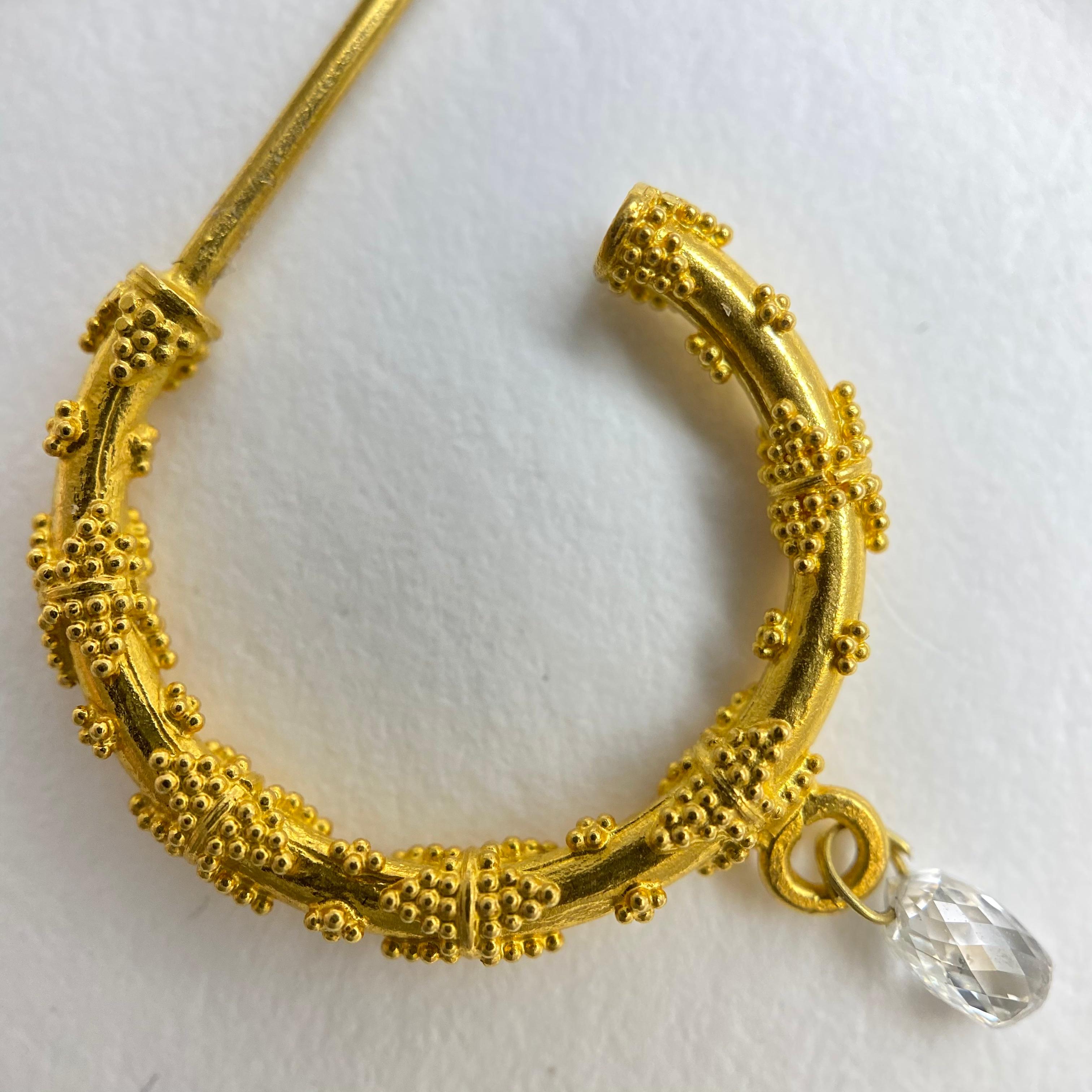 Los aros de diamantes balineses son de oro amarillo de 22 quilates y presentan una intrincada granulación realizada a la perfección. De estilo inconfundible, combinan la artesanía del viejo mundo de Indonesia con un único Diamante Blanco Briolette