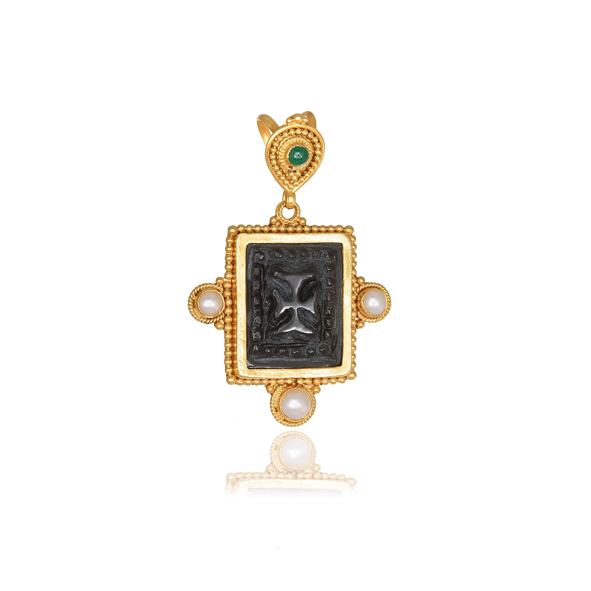 Colgante de Obsidiana con una cruz bizantina tallada a mano, realizado artesanalmente con Granulación en Oro Amarillo de 22 Kt, con tres perlas y una Esmeralda redonda. Este impresionante colgante está trenzado mediante las técnicas tradicionales de