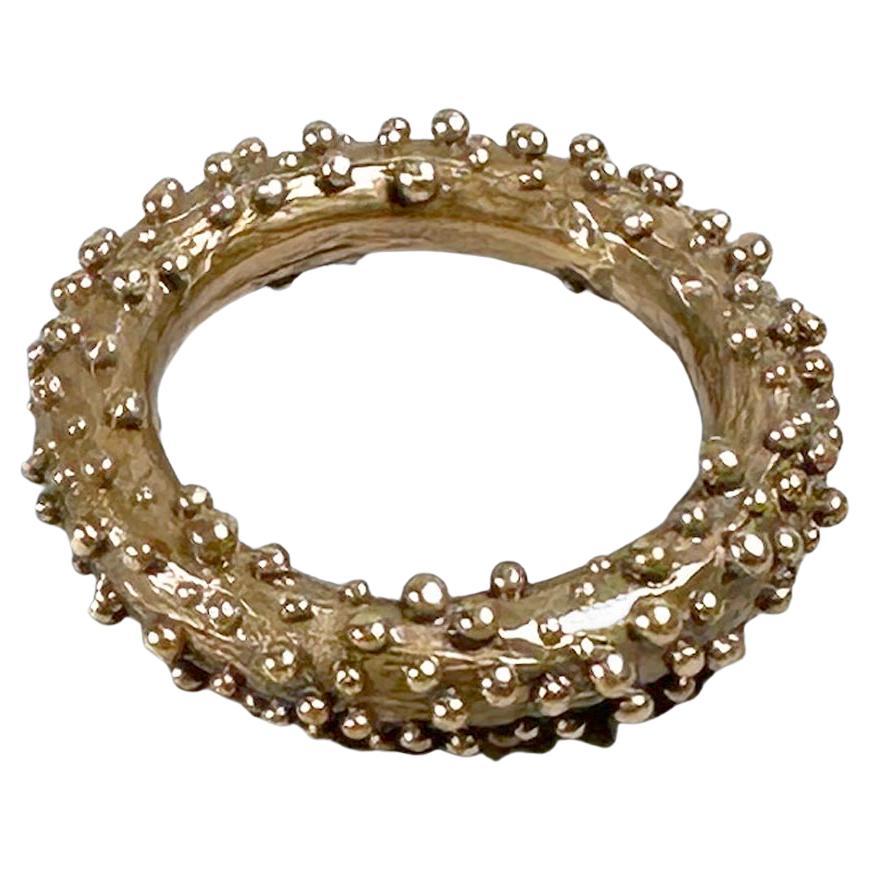 Anello scolpito Granuli Band L in bronzo di Lo Studiolo Genève