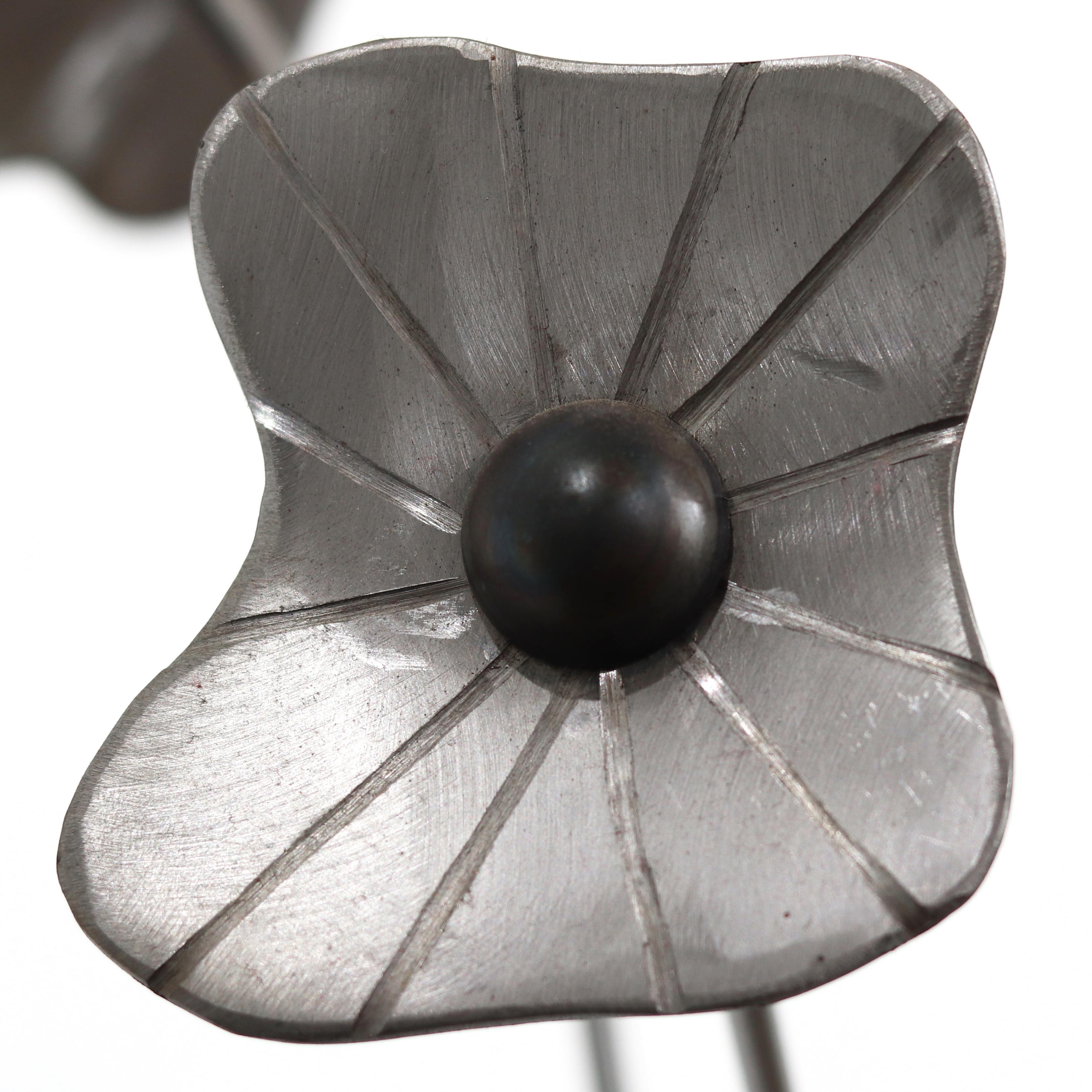 Blumenstrauß  -  Moderne minimalistische Contemporary Floral Bouquet Stahlskulptur im Angebot 5