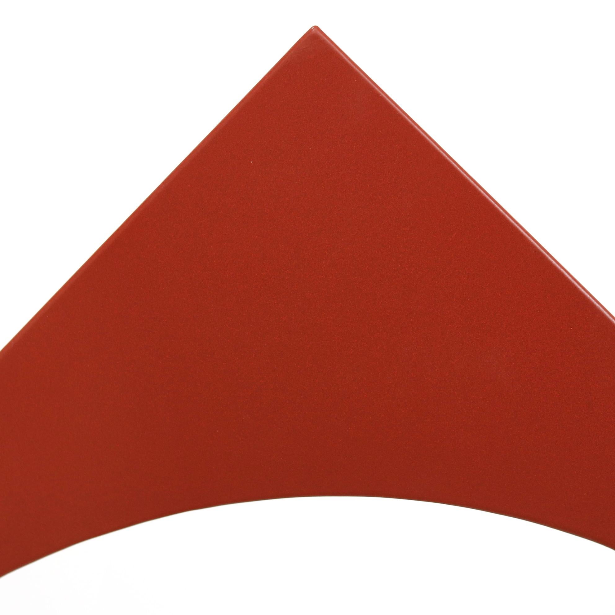 No es un gran cuadrado - Escultura geométrica roja grande de acero en venta 2