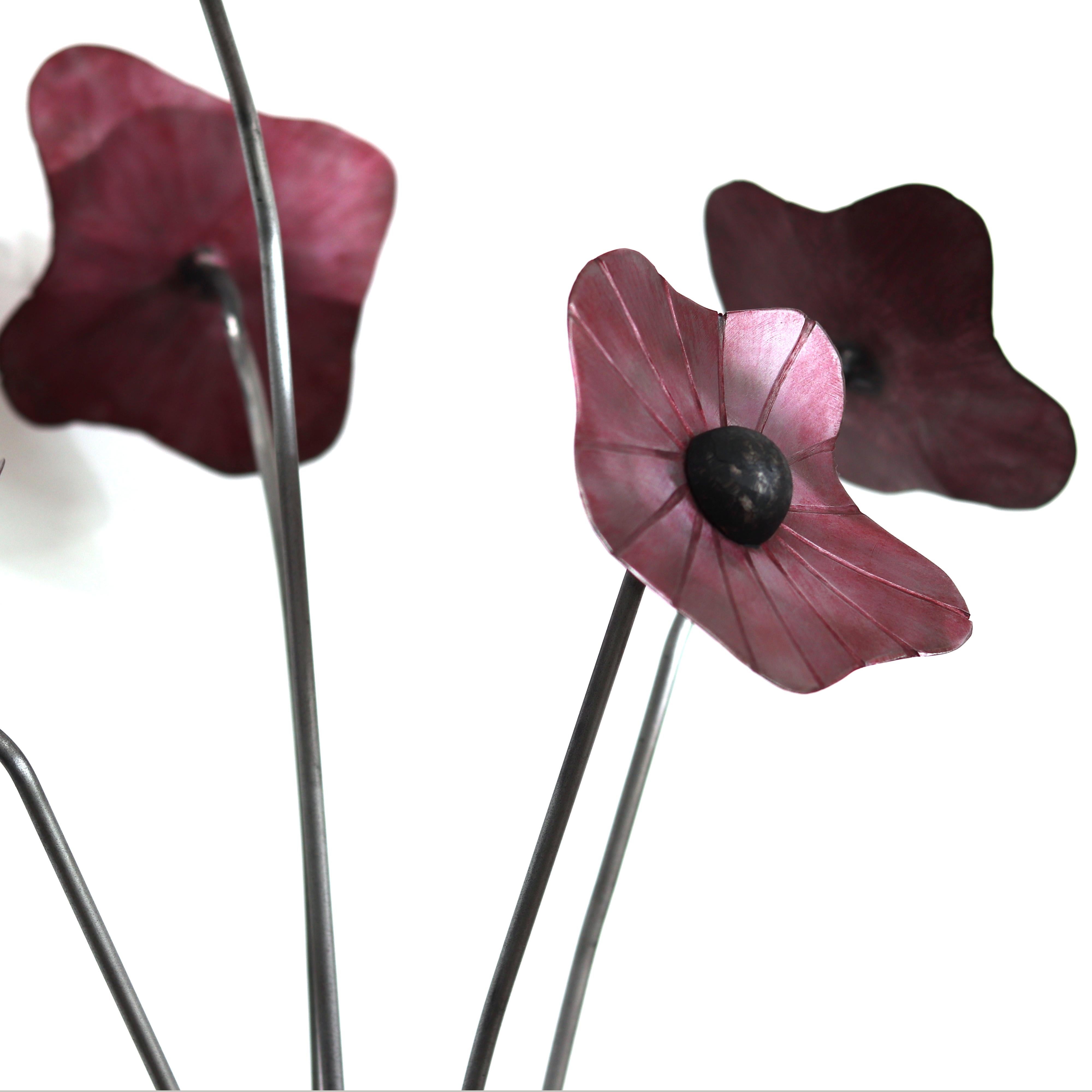 Ramo rojo  -  Escultura alta de acero con ramo de flores moderno en venta 2