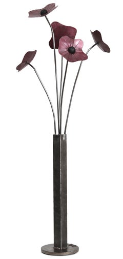 Bouquet rosso  -  Scultura moderna alta in acciaio con bouquet floreale