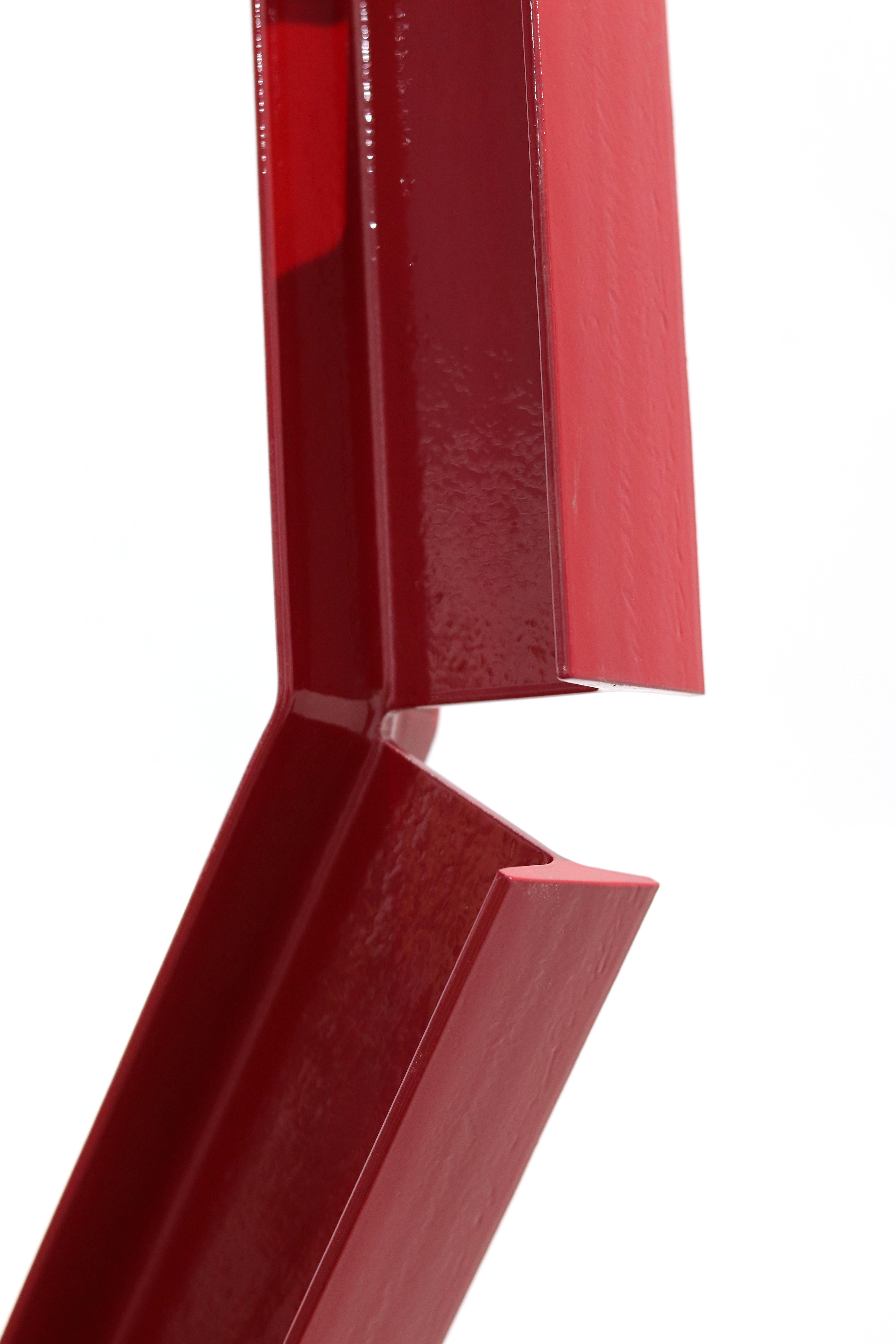 Vine rouge - Grande sculpture géométrique rouge en acier en vente 2