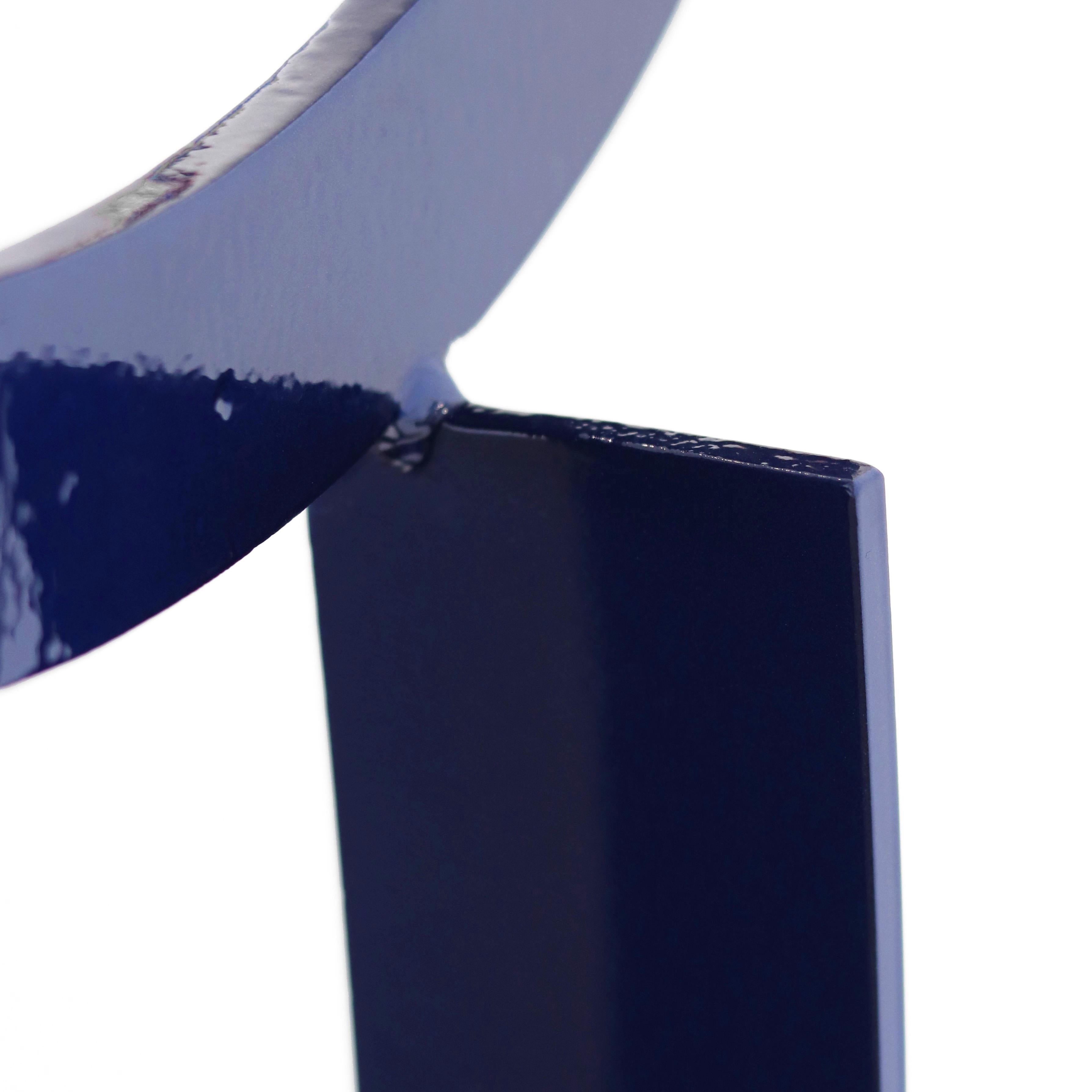 Rise  - Grande sculpture originale et géométrique en acier bleue en vente 4