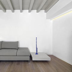 Lo largo y lo corto - Escultura geométrica orgánica moderna de acero azul