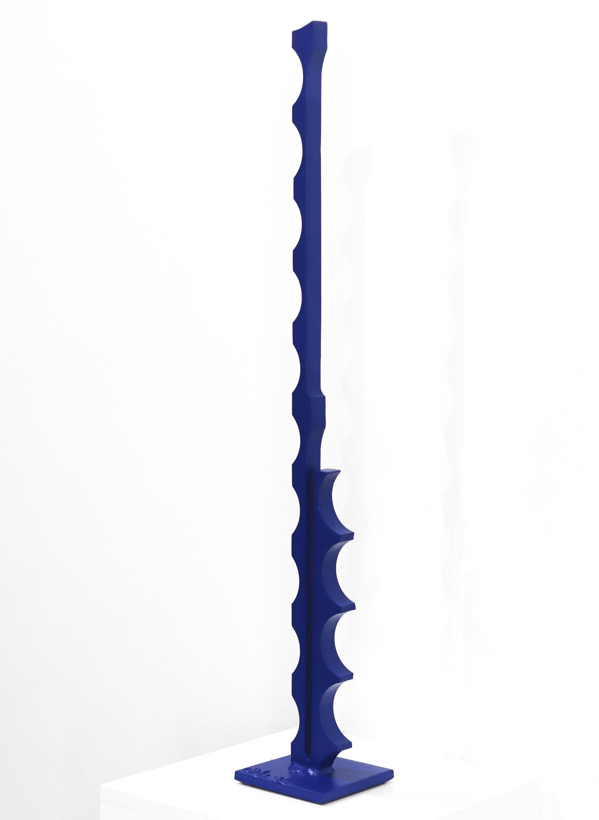 Langes und kurzes davon  -  Moderne blaue organische geometrische Stahlskulptur der Moderne im Angebot 1