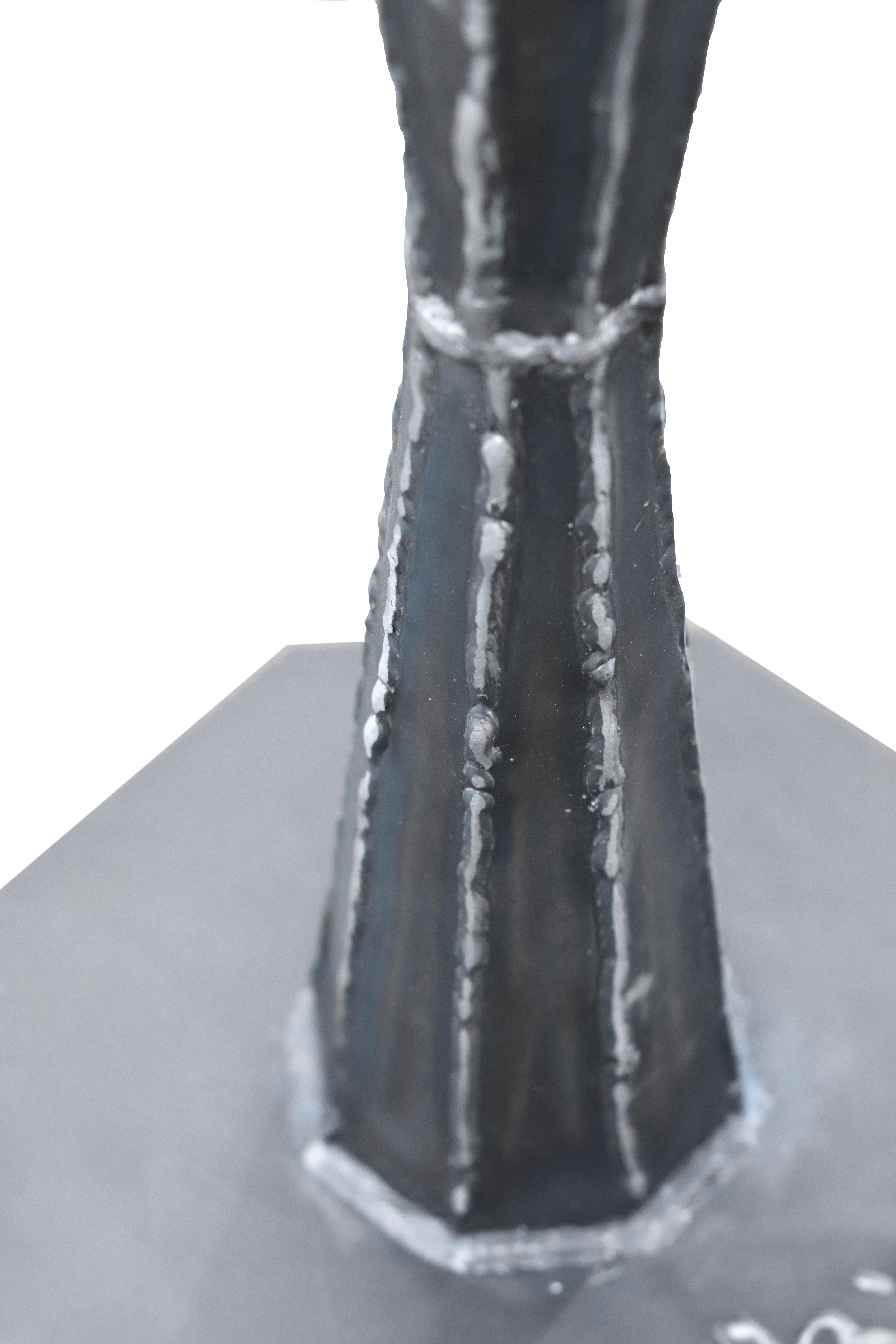 Drei Totems – große abstrakte moderne abstrakte, strukturierte Skulpturen aus grauem Stahl in Übergröße im Angebot 5