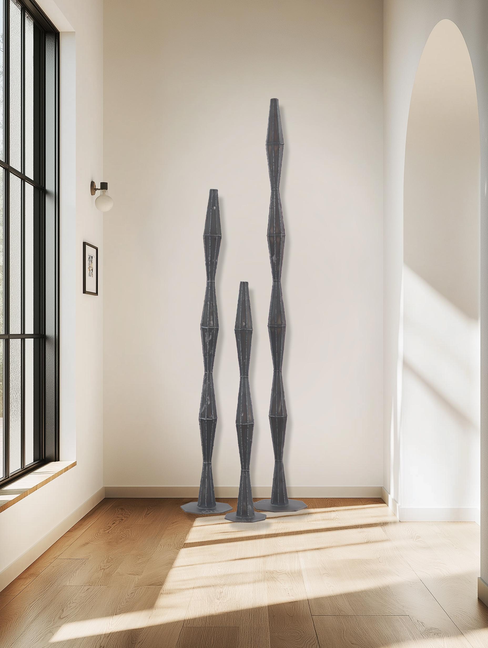 Drei Totems – große abstrakte moderne abstrakte, strukturierte Skulpturen aus grauem Stahl in Übergröße – Sculpture von Granville Beals